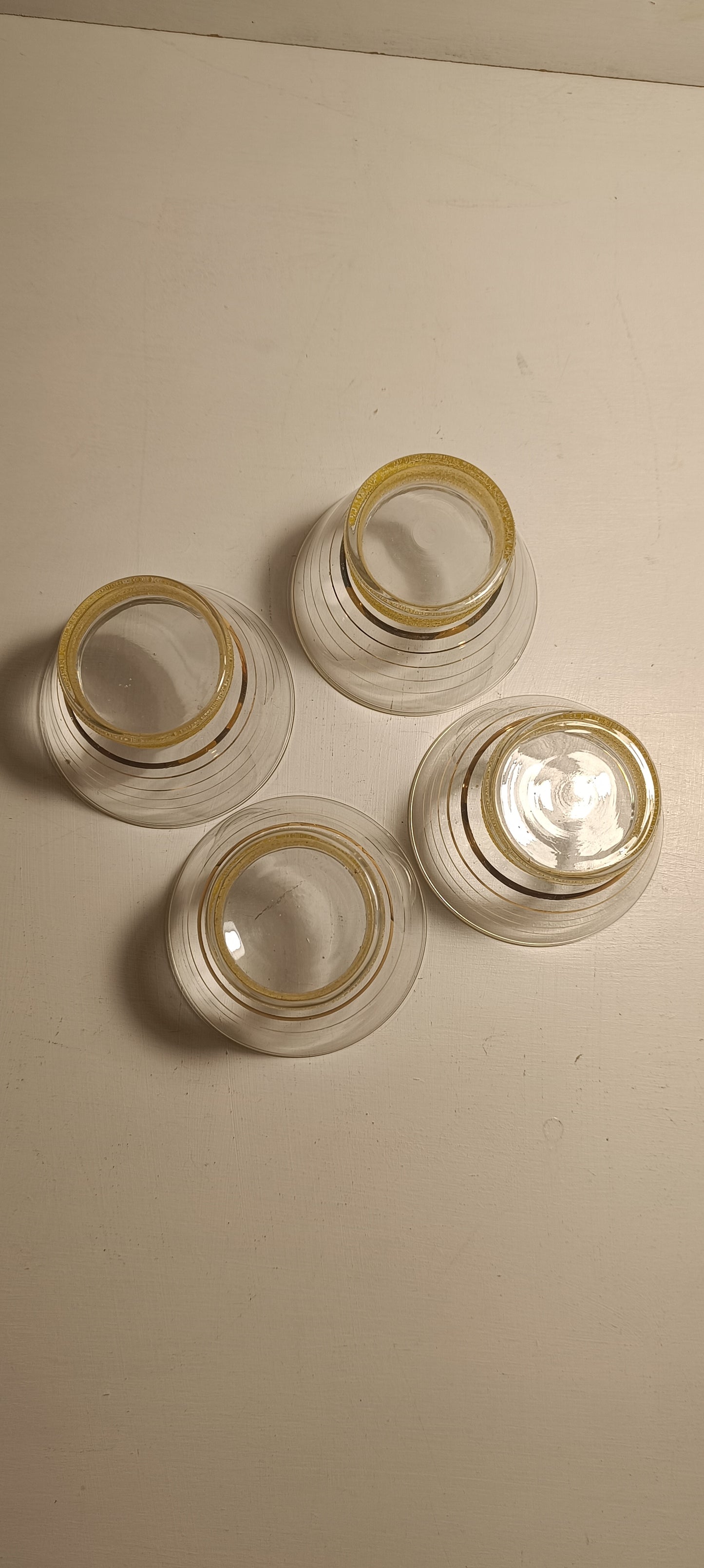 Coupes en verre, pieds granités jaunes et cerclages dorés, années 50.