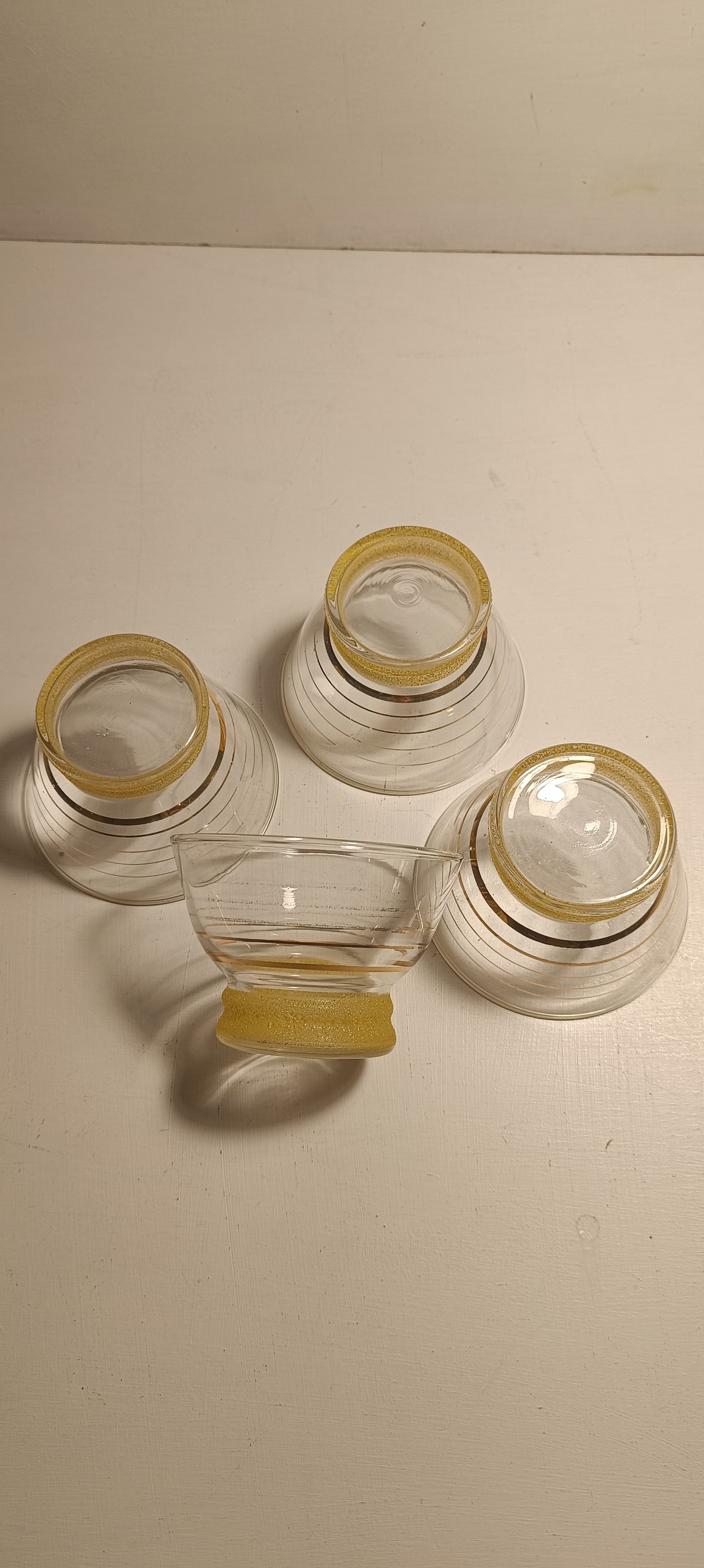 Coupes en verre, pieds granités jaunes et cerclages dorés, années 50.