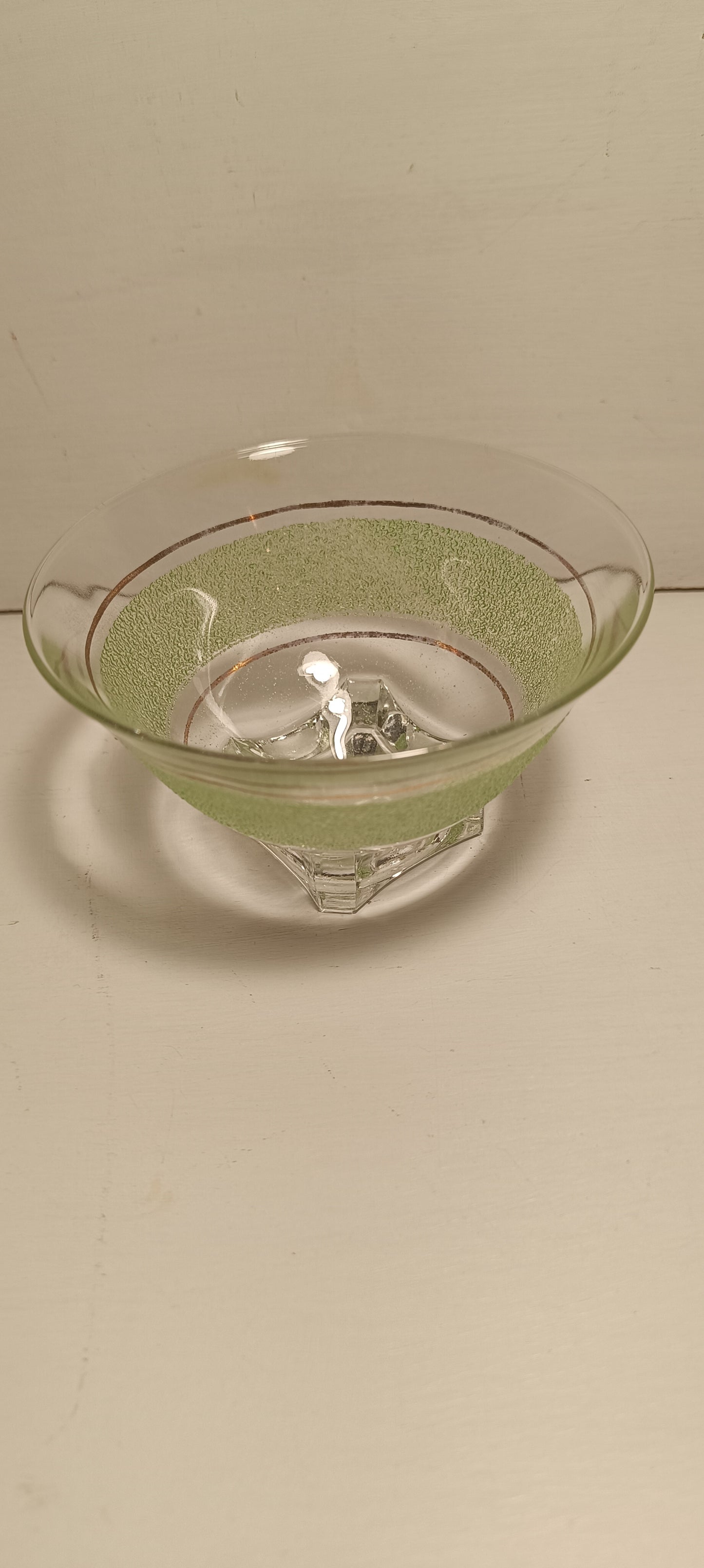 Coupes en verre transparent et granité vert cerclage dorées années 50.