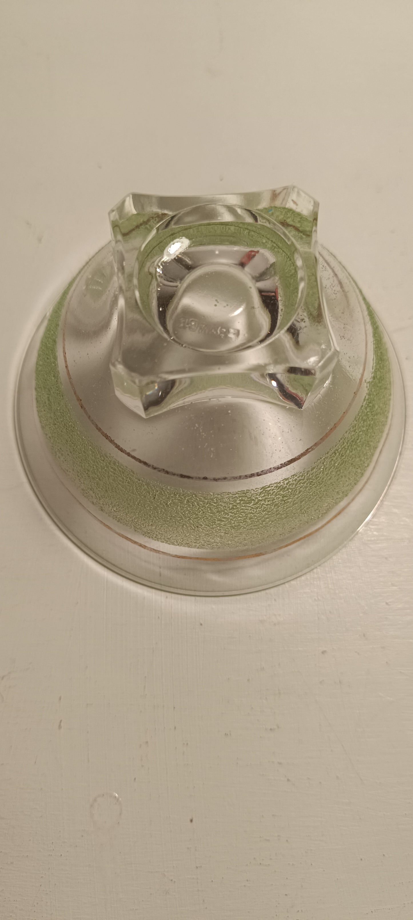 Coupes en verre transparent et granité vert cerclage dorées années 50.