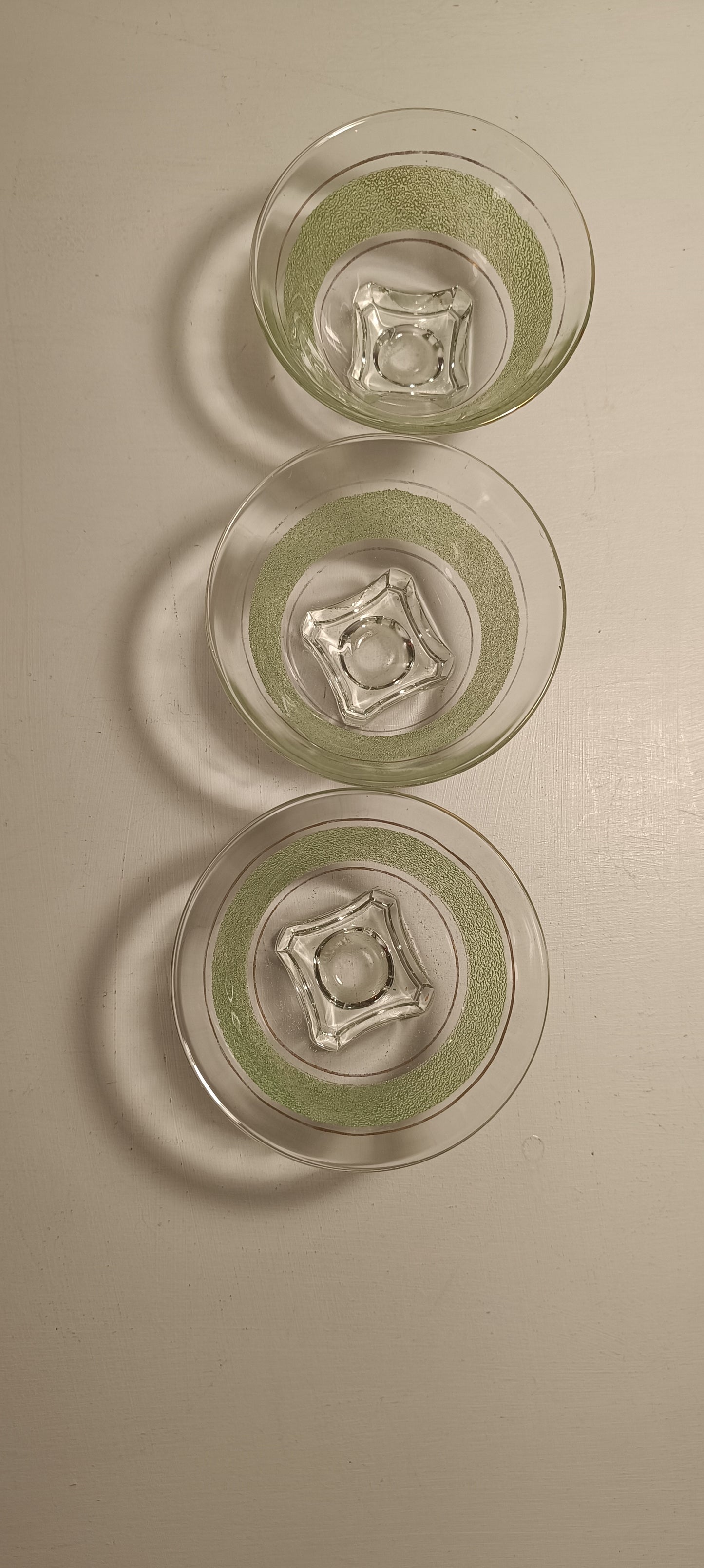 Coupes en verre transparent et granité vert cerclage dorées années 50.