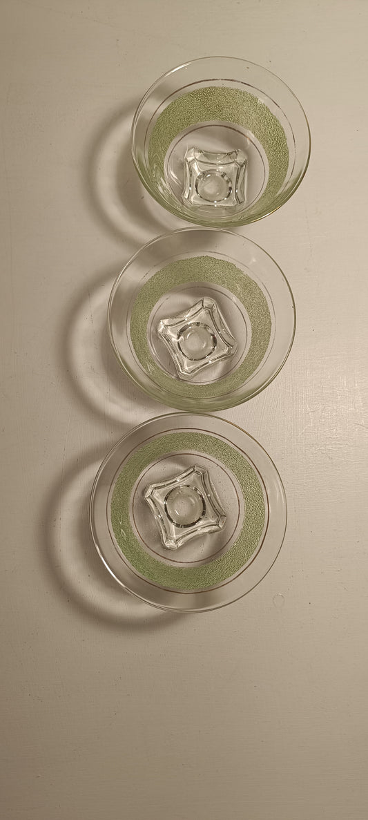 Coupes en verre transparent et granité vert cerclage dorées années 50.