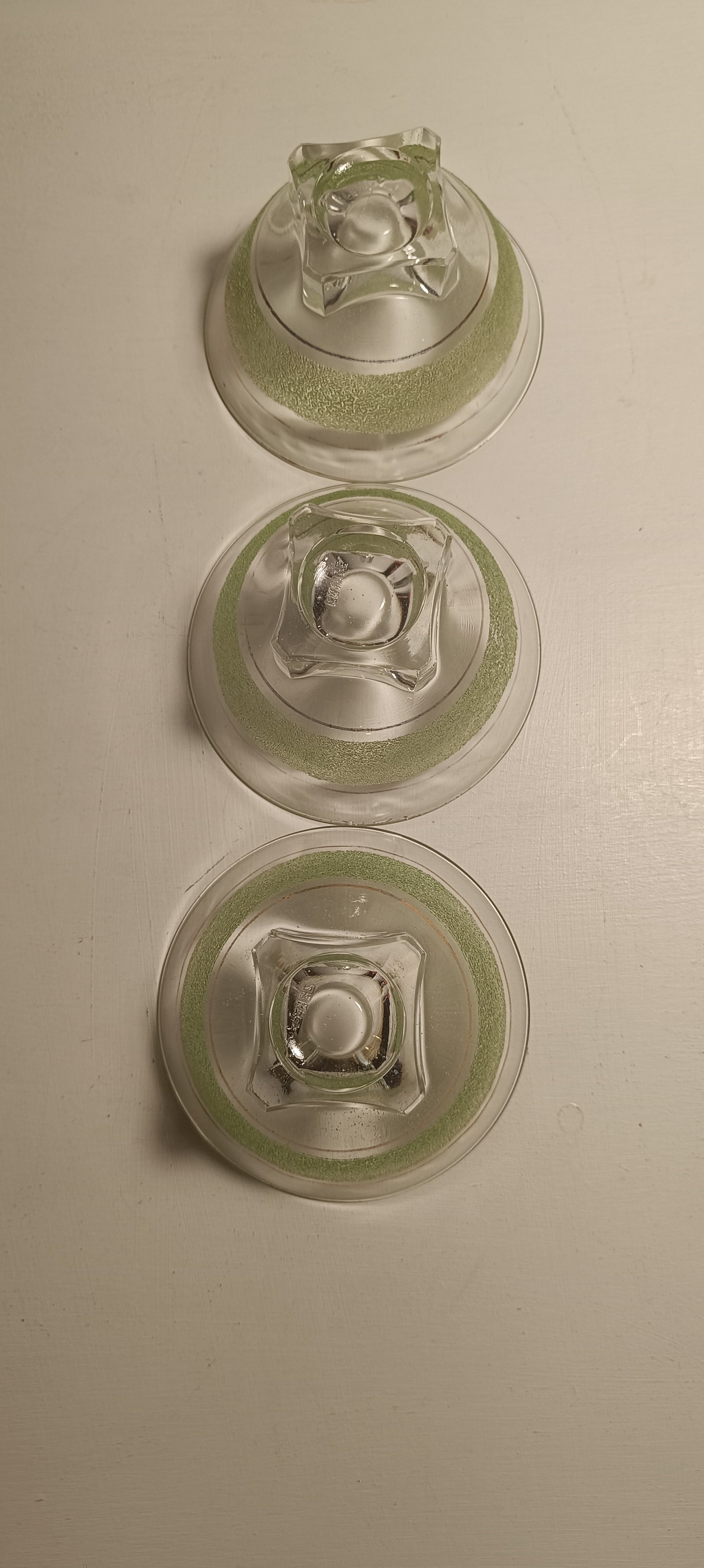 Coupes en verre transparent et granité vert cerclage dorées années 50.