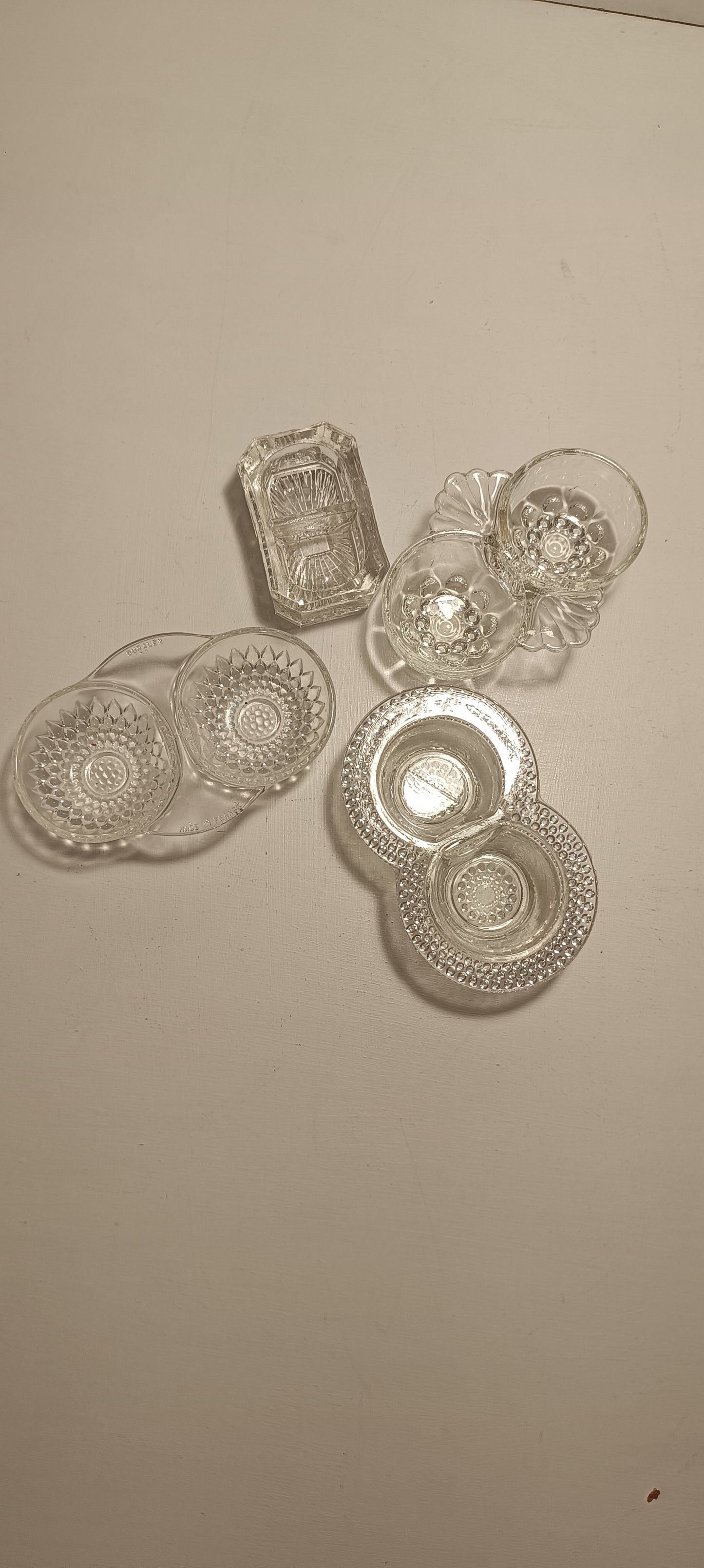 Lot de petites salières utilisées autrefois pour le sel et le poivre.