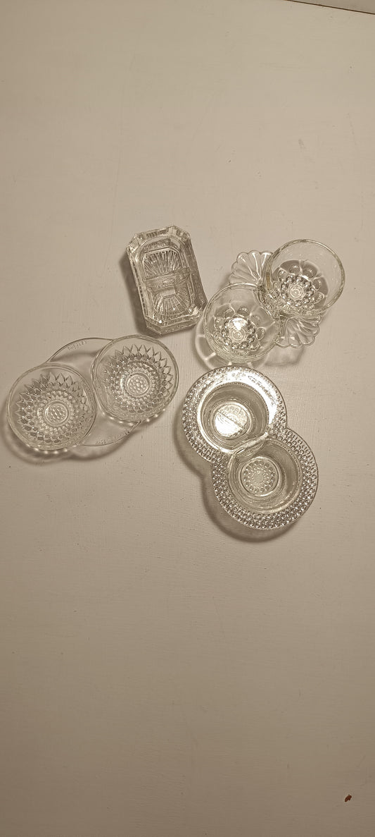 Lot de petites salières utilisées autrefois pour le sel et le poivre.