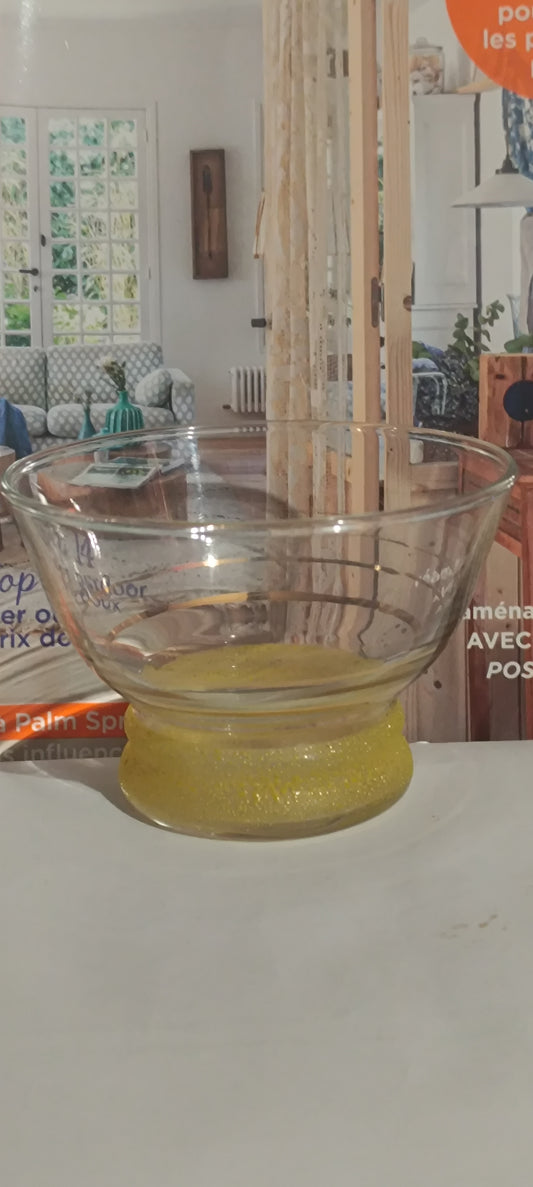 Coupes en verre, pieds granités jaunes et cerclages dorés, années 50.