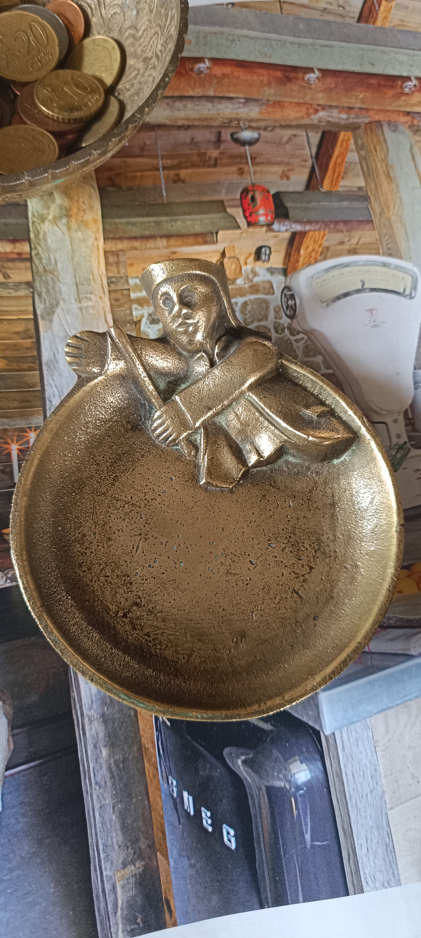 Coupelle vide-poche Guignol bronze.