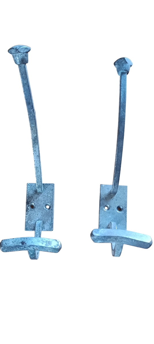 Deux anciennes patères en métal.