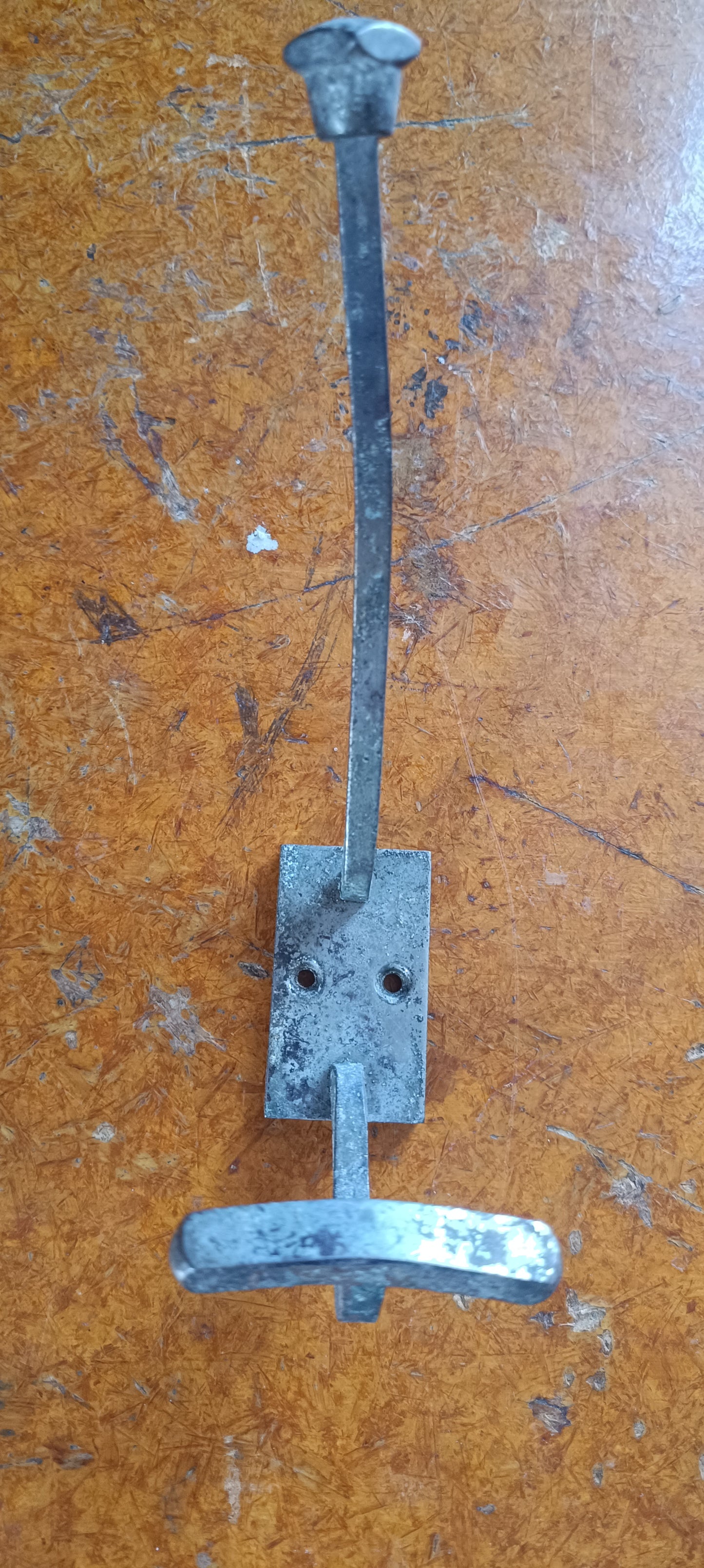 Deux anciennes patères en métal.