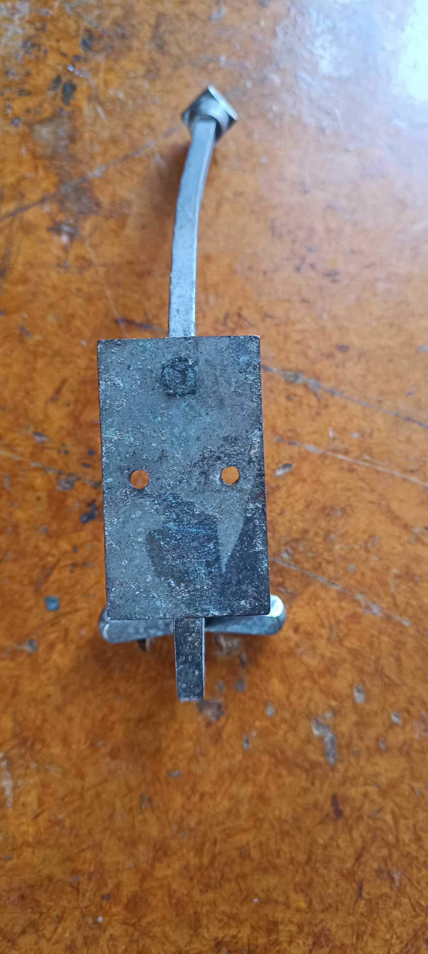 Deux anciennes patères en métal.