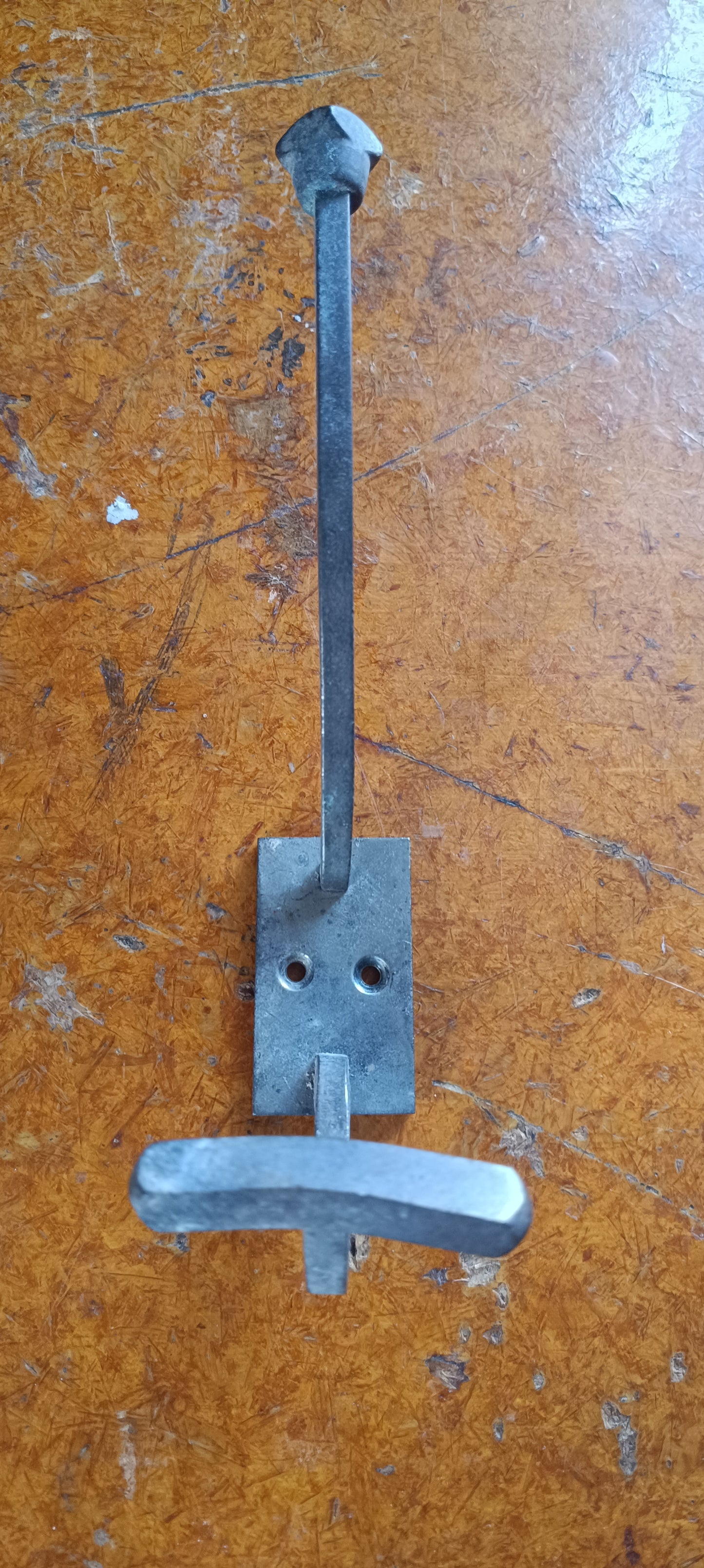 Deux anciennes patères en métal.