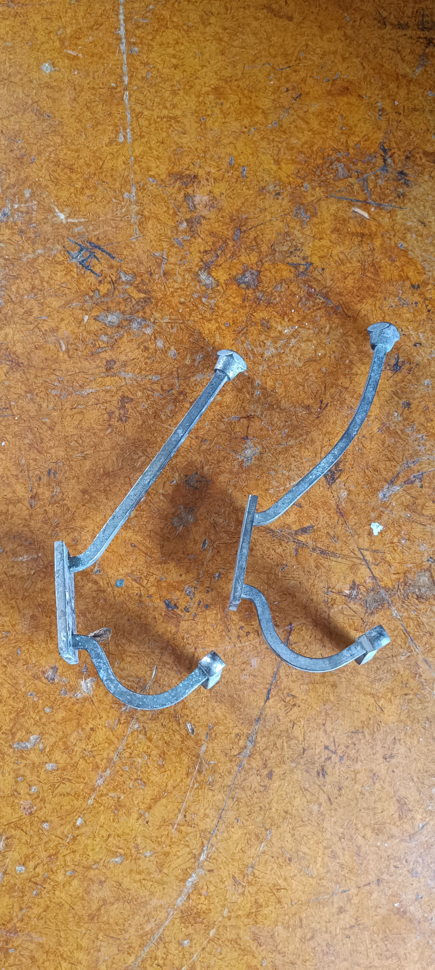 Deux anciennes patères en métal.