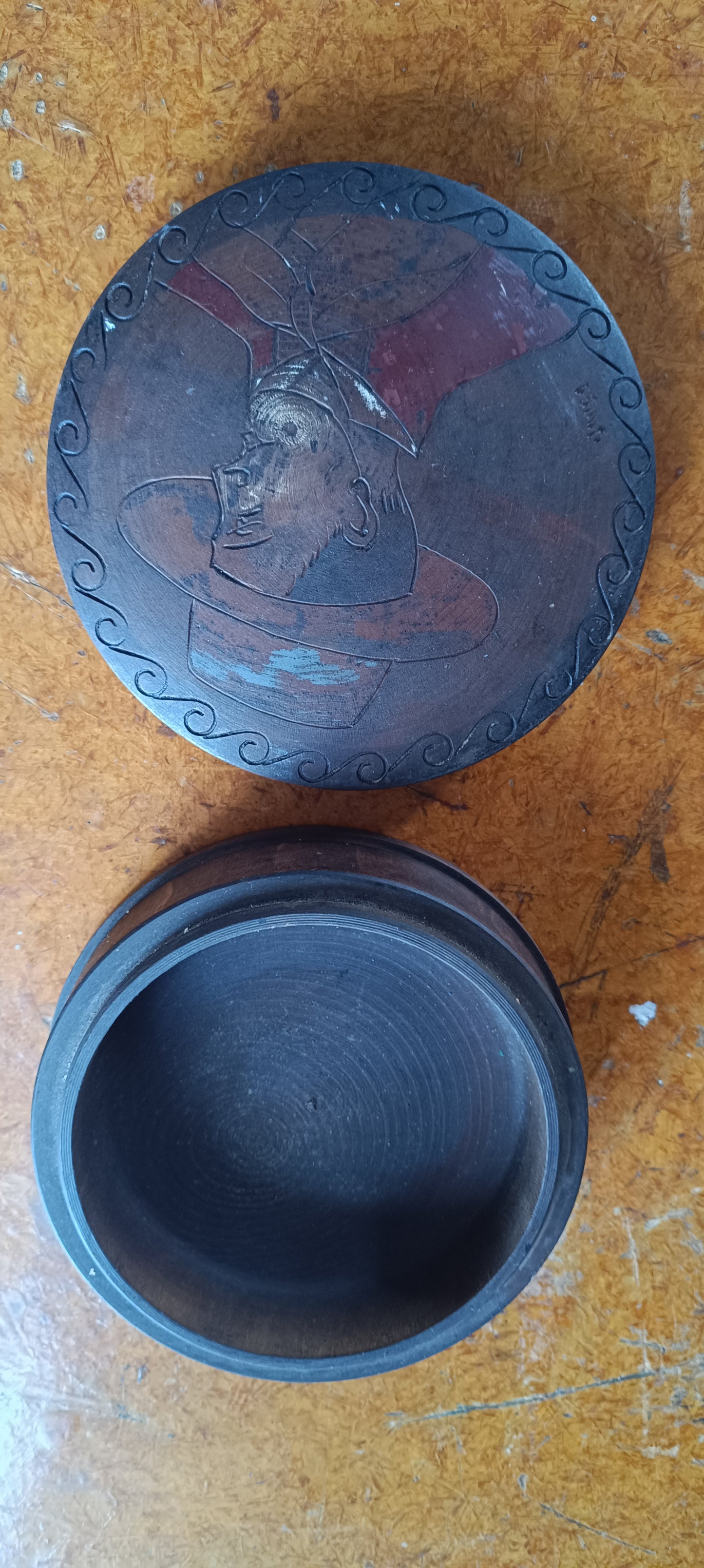 Ancienne boîte en bois gravé.