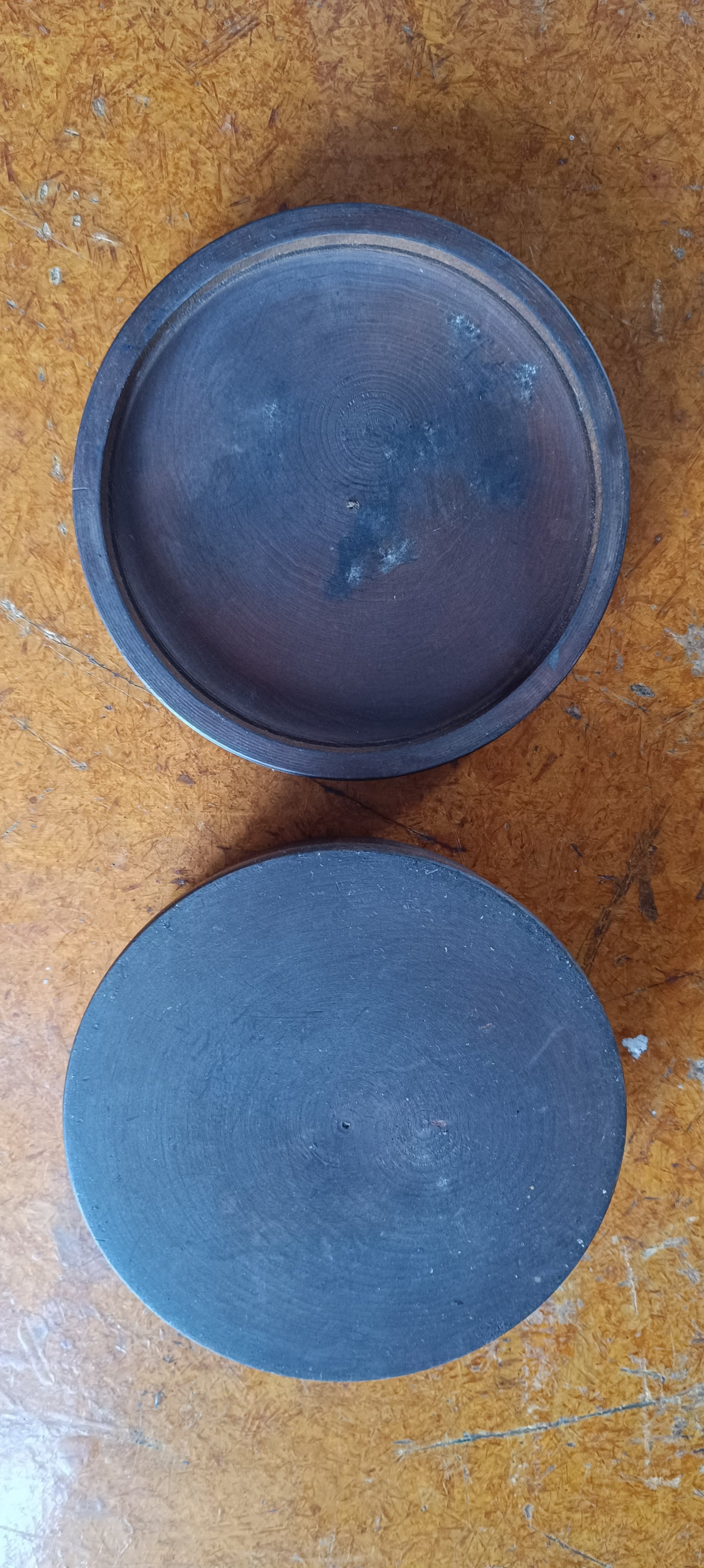 Ancienne boîte en bois gravé.