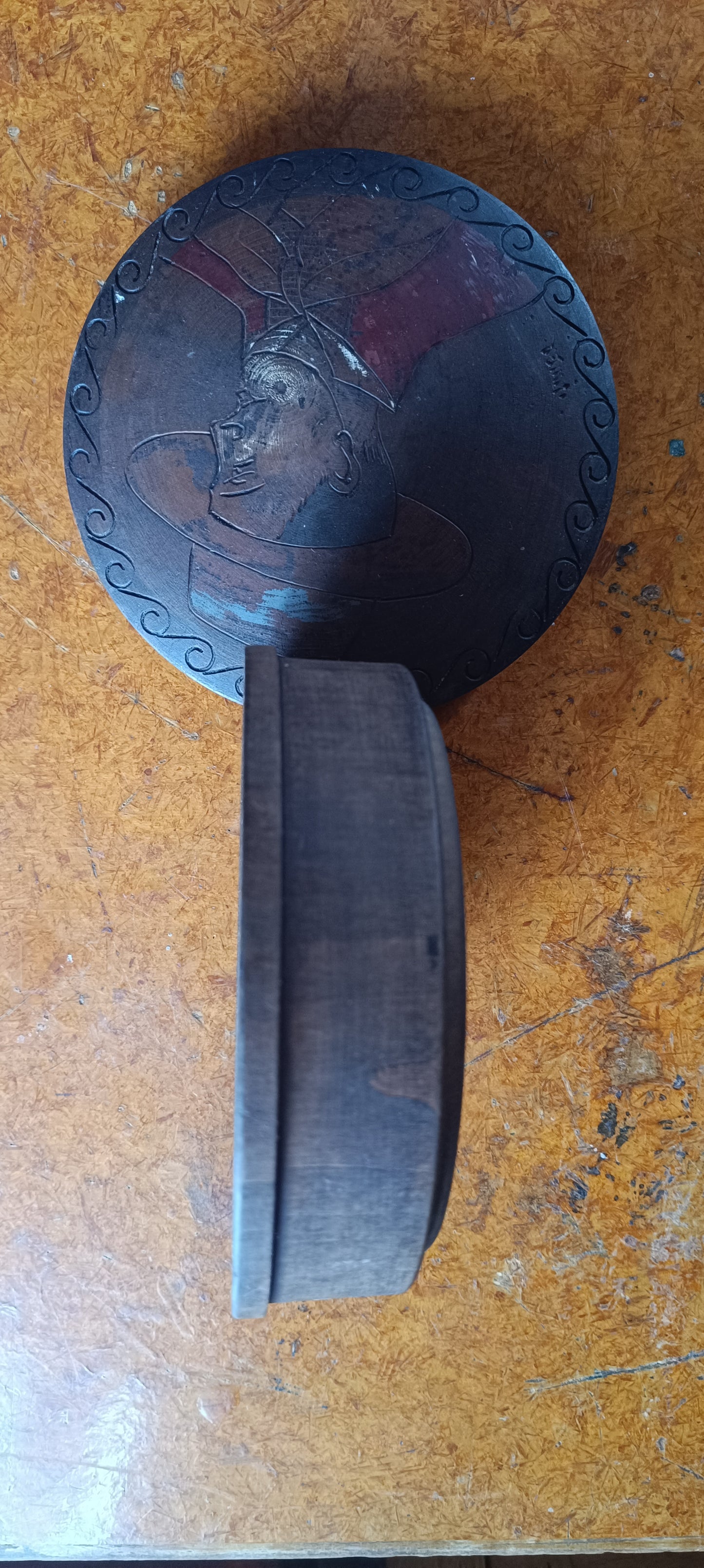 Ancienne boîte en bois gravé.