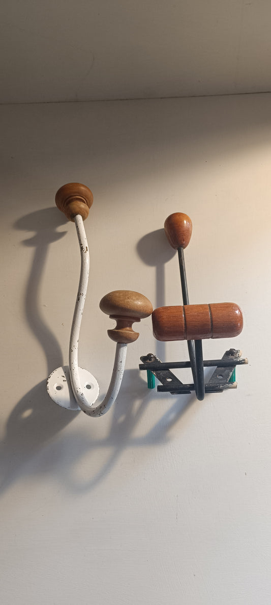 Lot de deux anciennes patères vintage bois et acier.