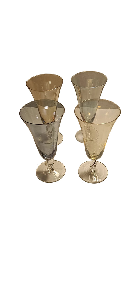 Lot de quatre coupes anciennes de différentes couleurs avec le pied torsadé.