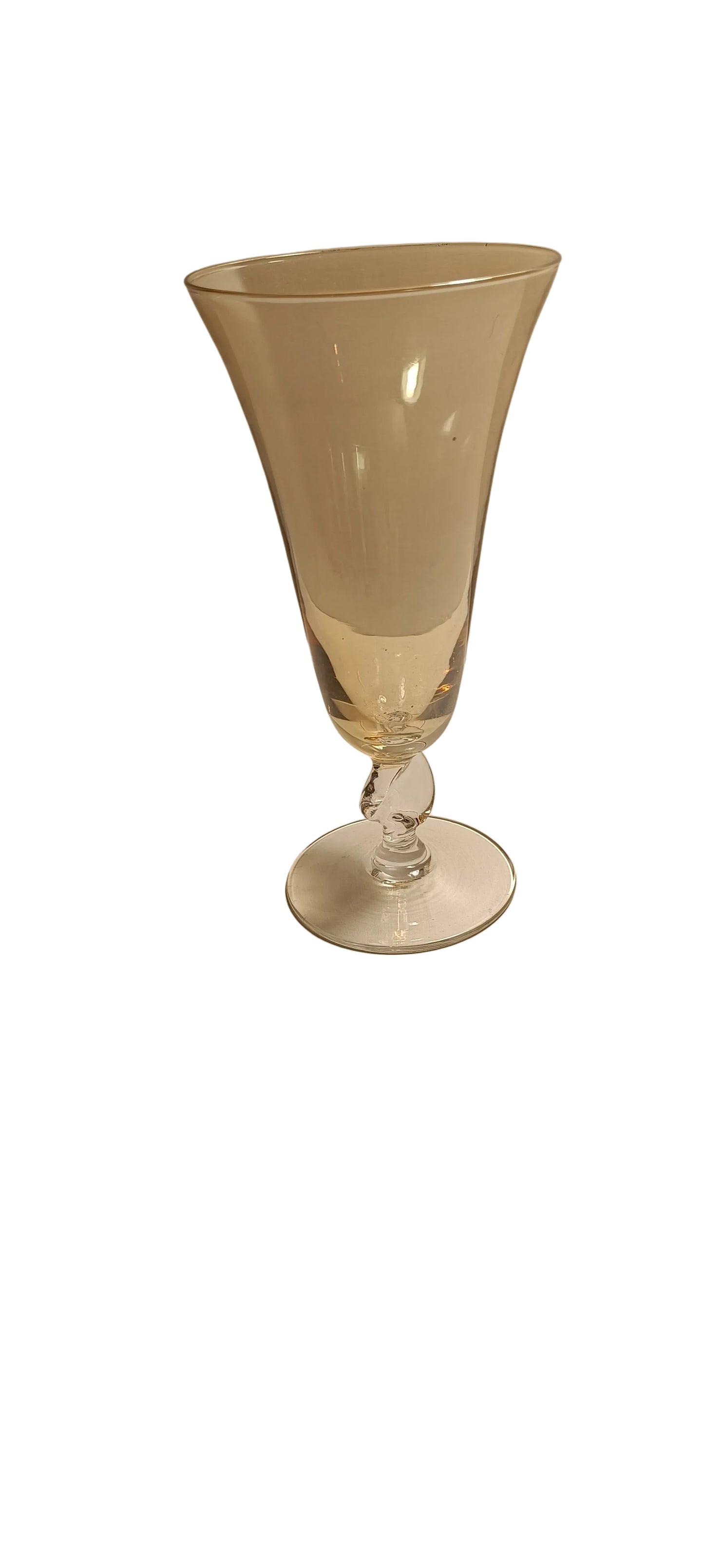 Lot de quatre coupes anciennes de différentes couleurs avec le pied torsadé.