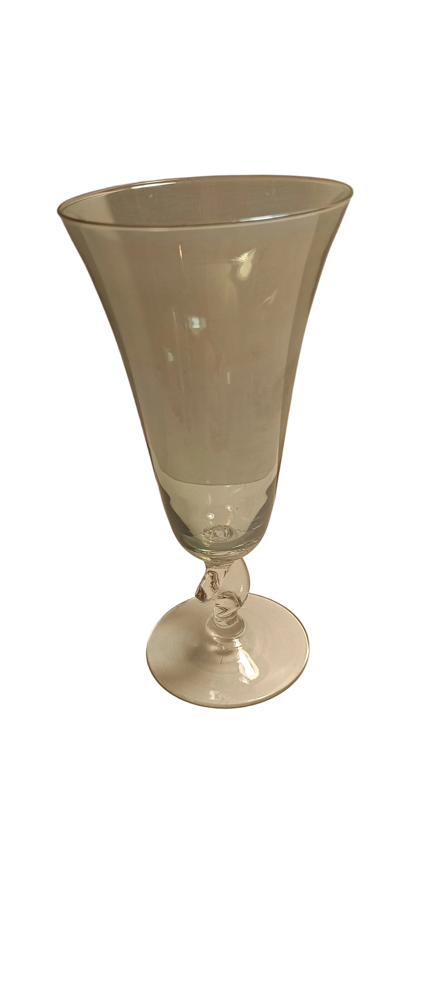 Lot de quatre coupes anciennes de différentes couleurs avec le pied torsadé.