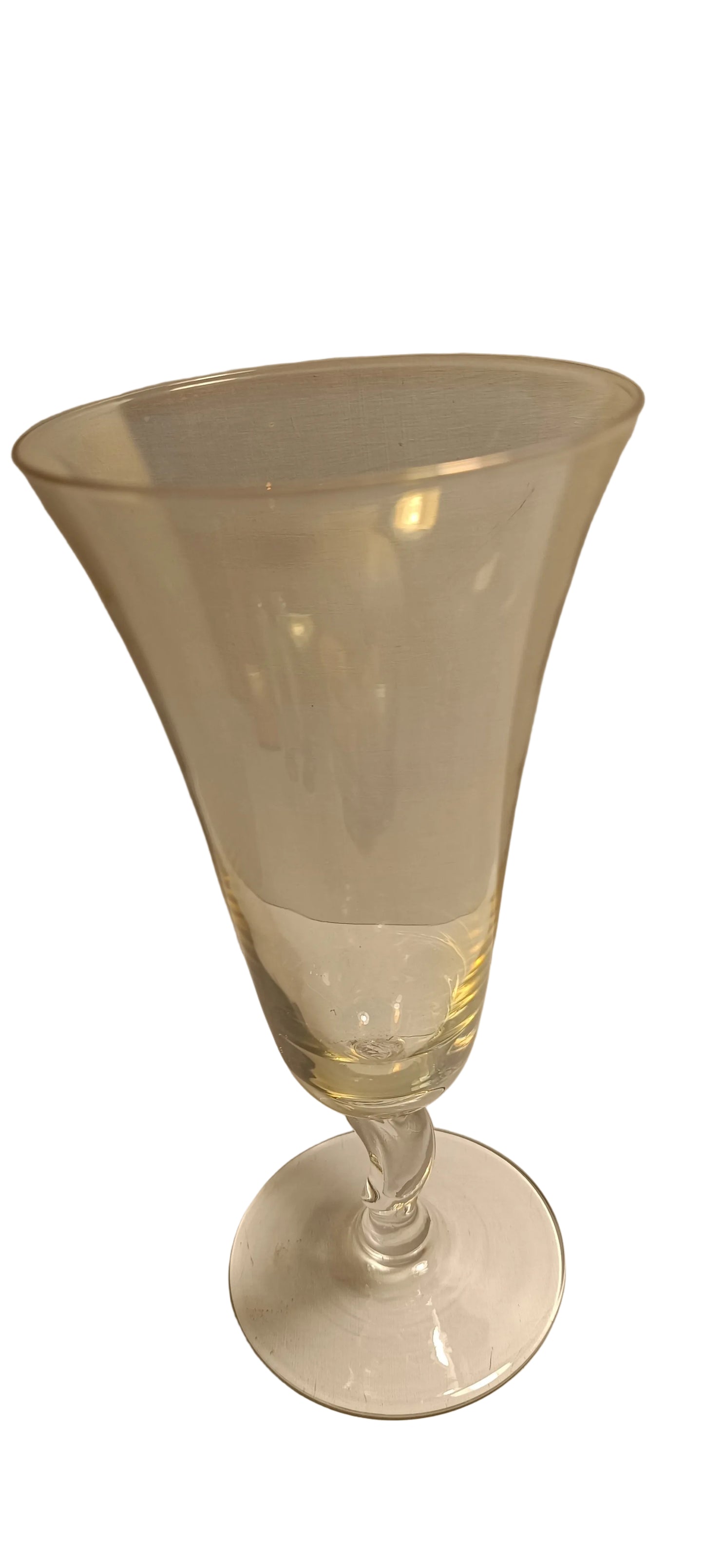 Lot de quatre coupes anciennes de différentes couleurs avec le pied torsadé.