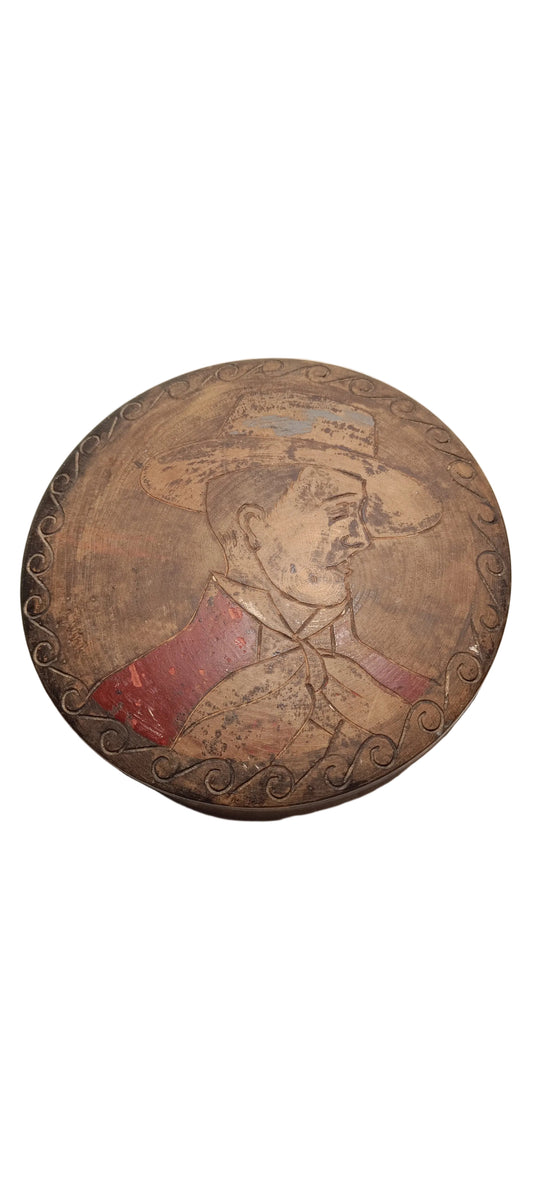 Ancienne boîte en bois gravé.