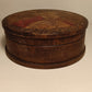 Ancienne boîte en bois gravé.