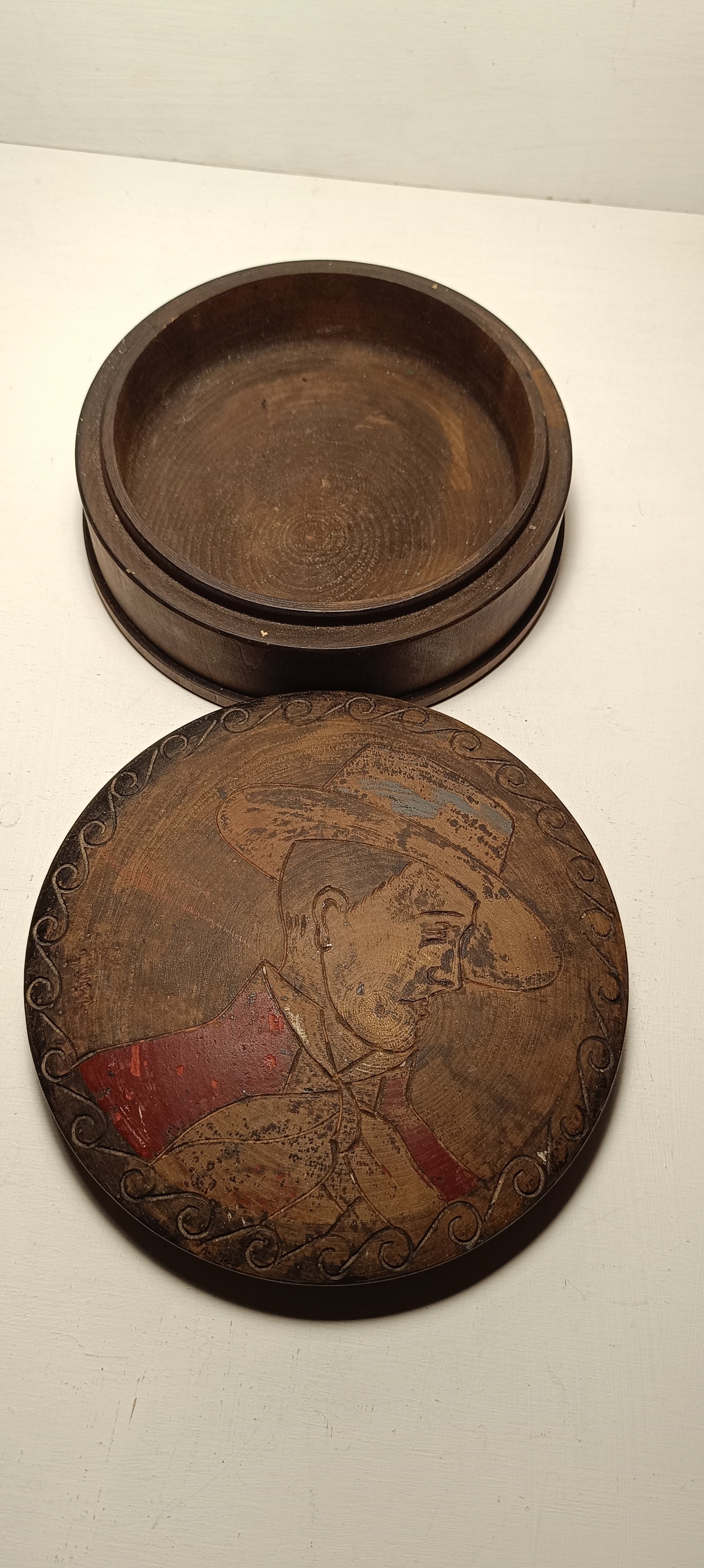 Ancienne boîte en bois gravé.