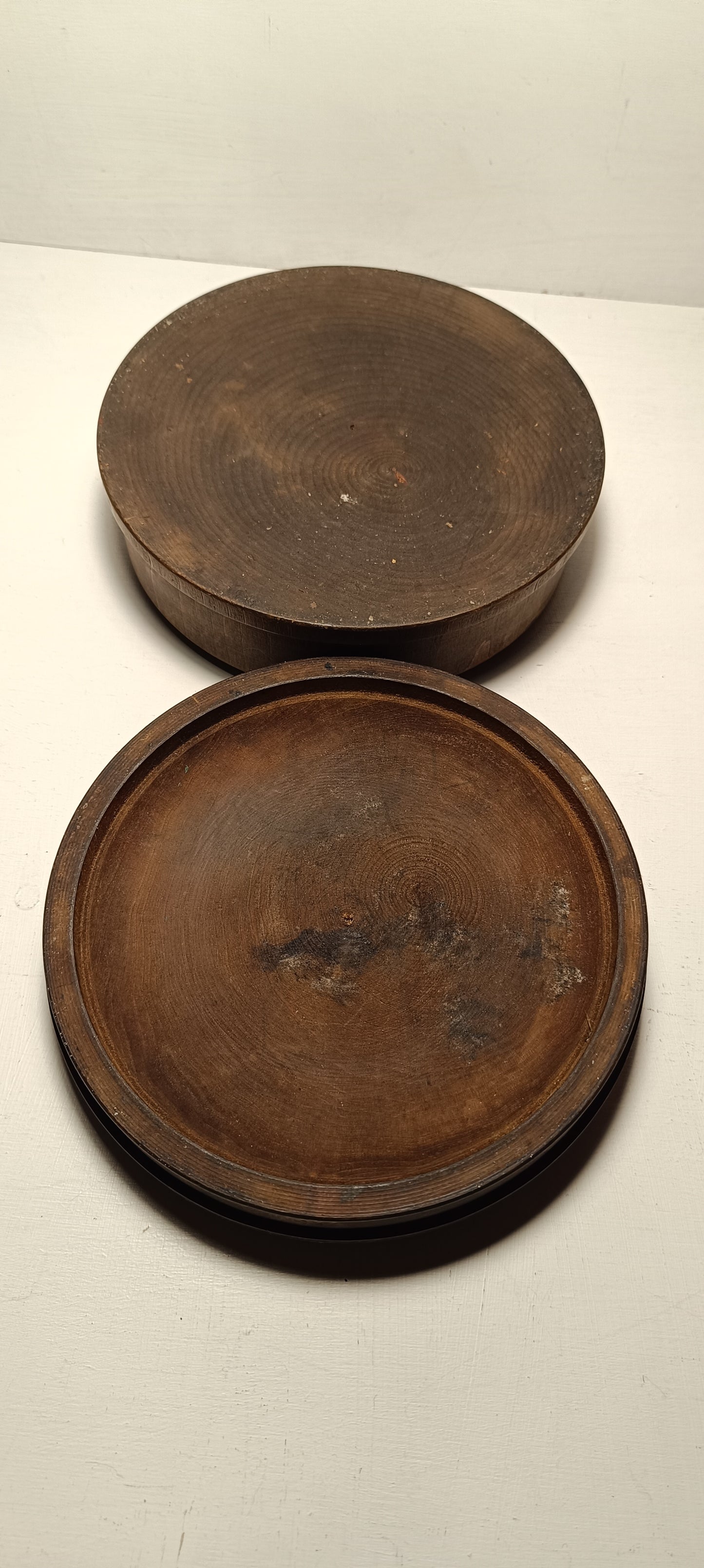 Ancienne boîte en bois gravé.