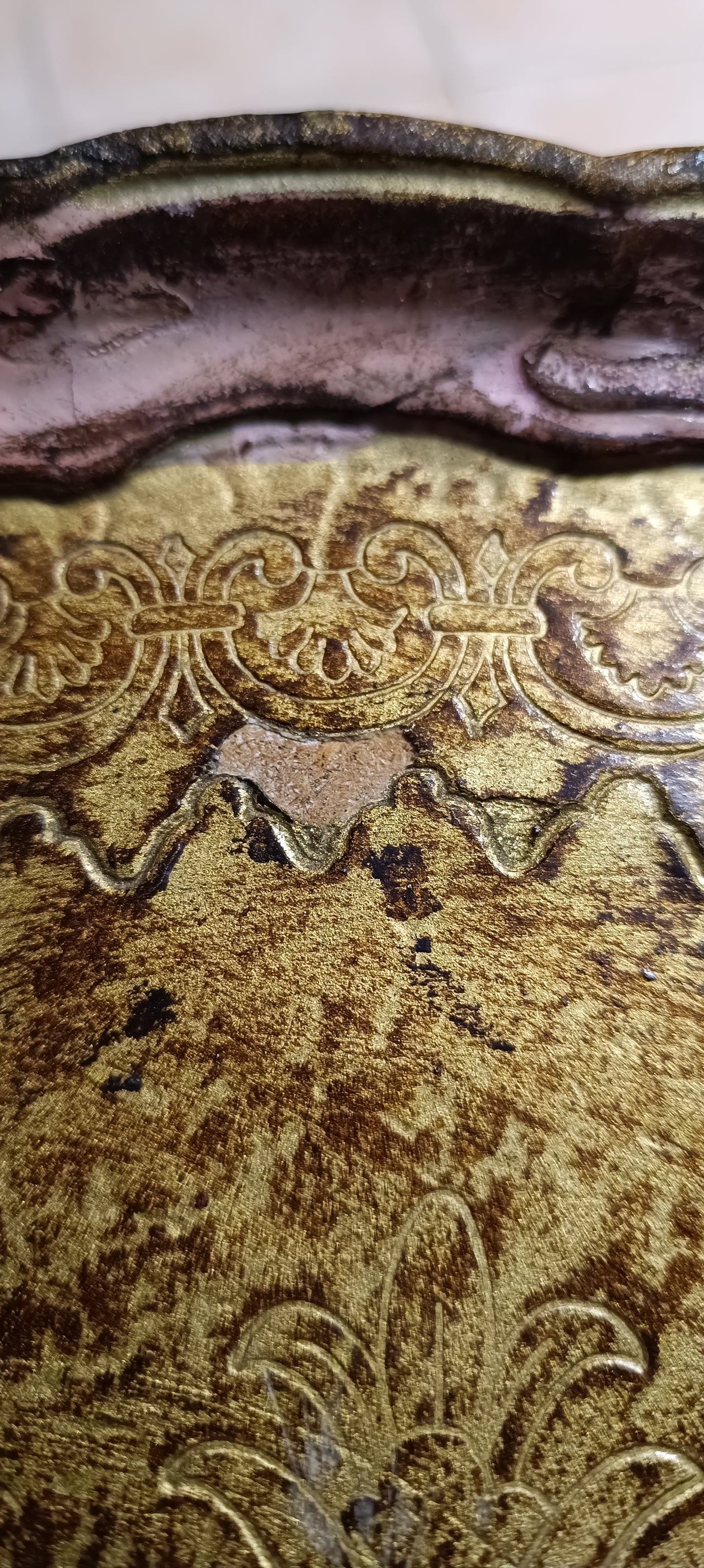 Plateau Florentin doré, décoration vieux rose.