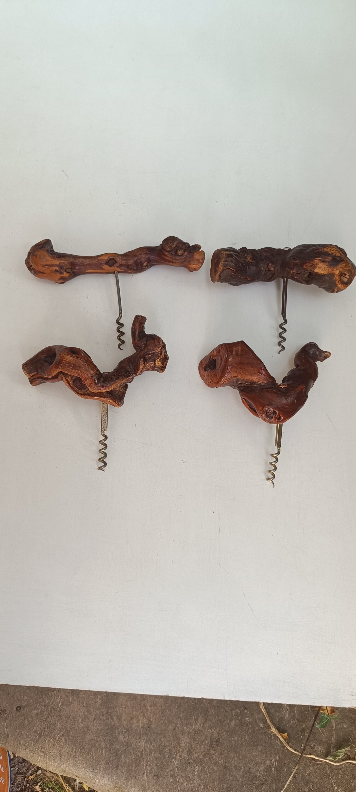 Ensemble de quatre tire-bouchons authentiques cep de vigne naturel mécanismes en acier robuste