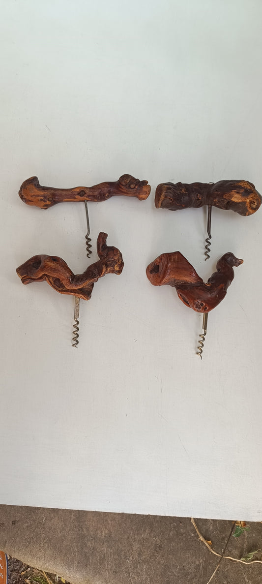 Ensemble de quatre tire-bouchons authentiques cep de vigne naturel mécanismes en acier robuste