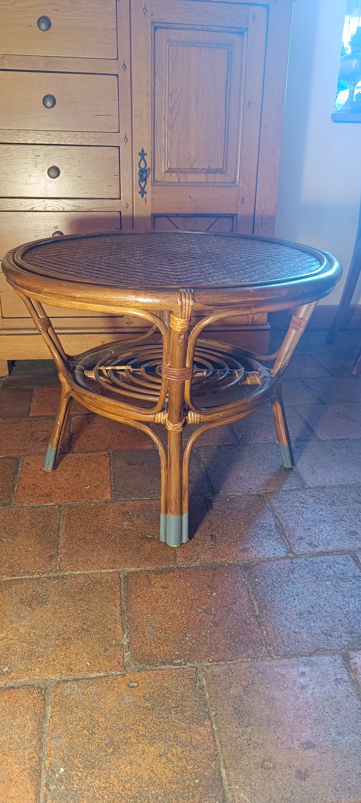 Table d'appoint vintage en rotin double plateau – style bohème