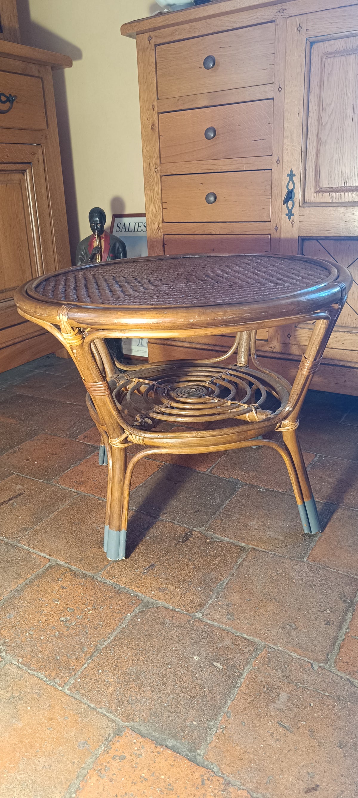 Table d'appoint vintage en rotin double plateau – style bohème