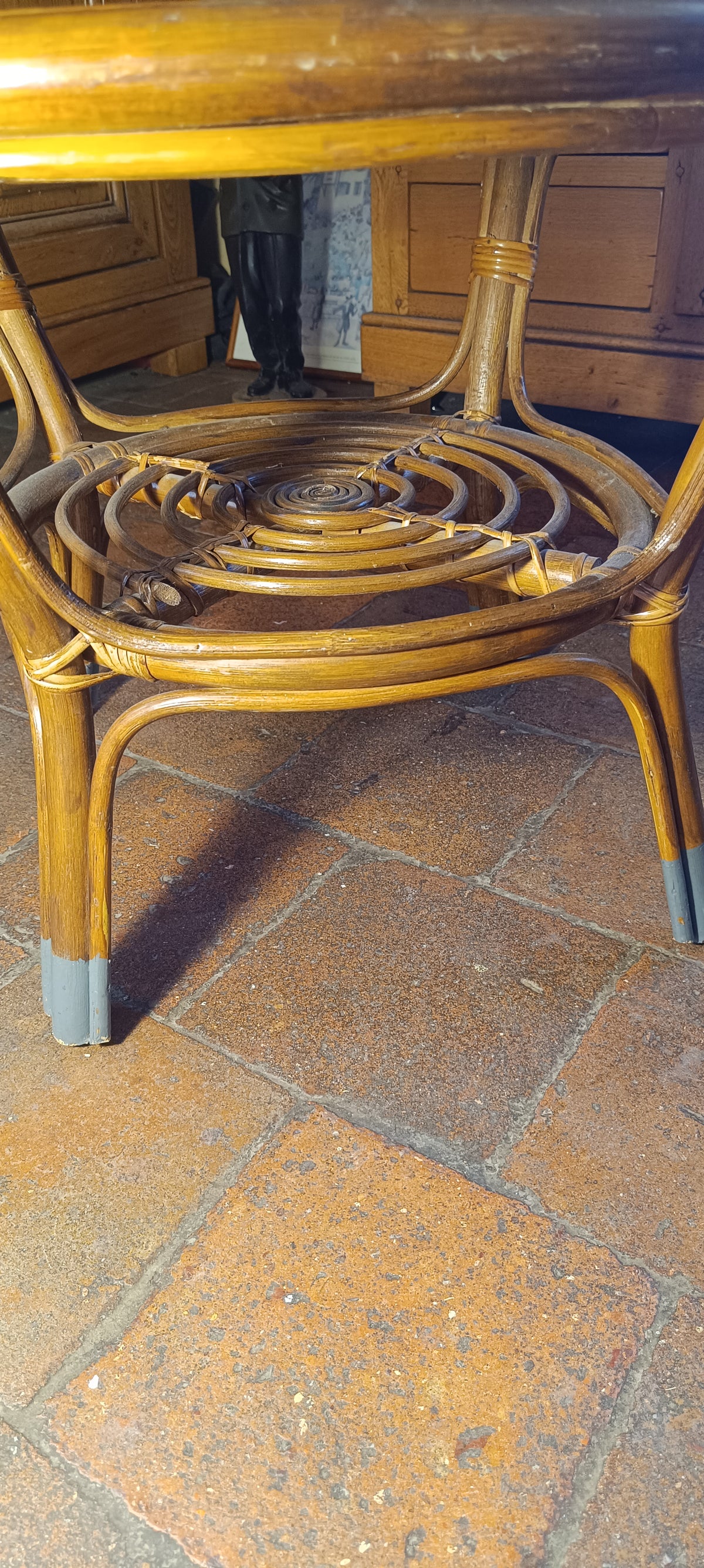 Table d'appoint vintage en rotin double plateau – style bohème