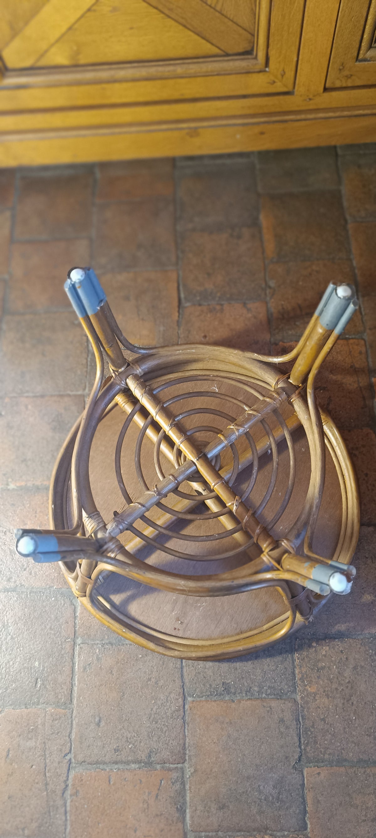 Table d'appoint vintage en rotin double plateau – style bohème