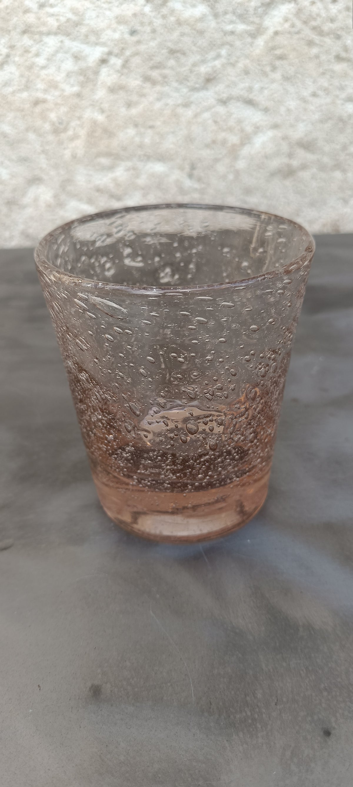 Gobelet en verre soufflé rose — Style Verrerie de Biot, bulles d'air