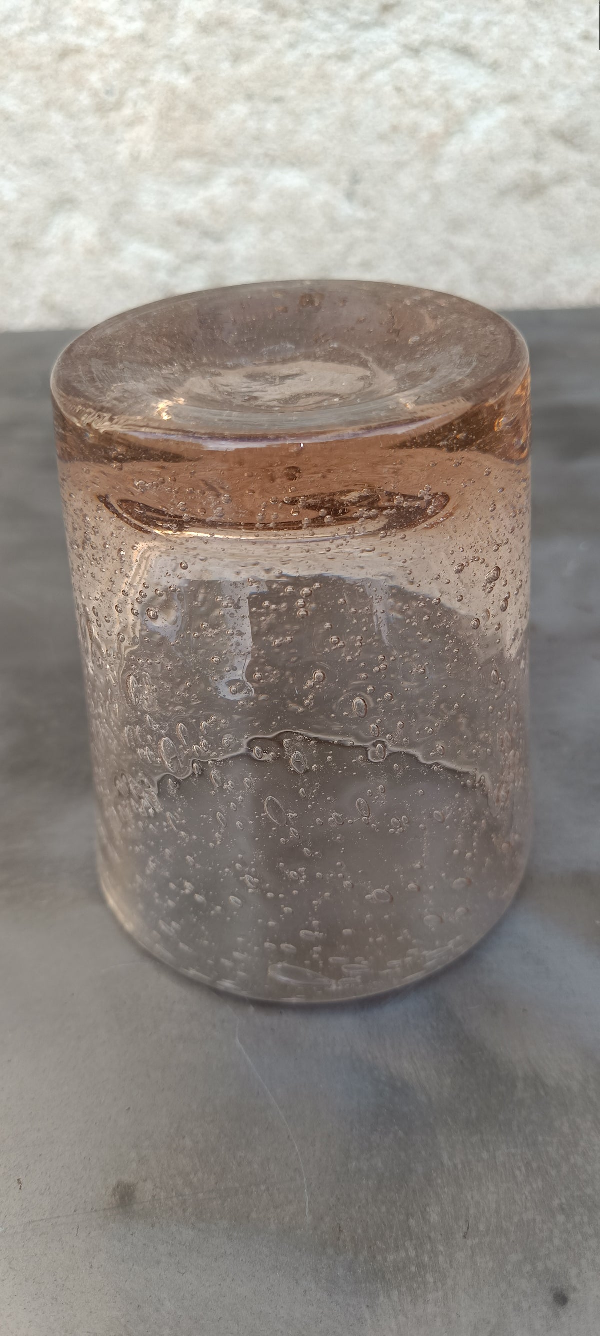 Gobelet en verre soufflé rose — Style Verrerie de Biot, bulles d'air