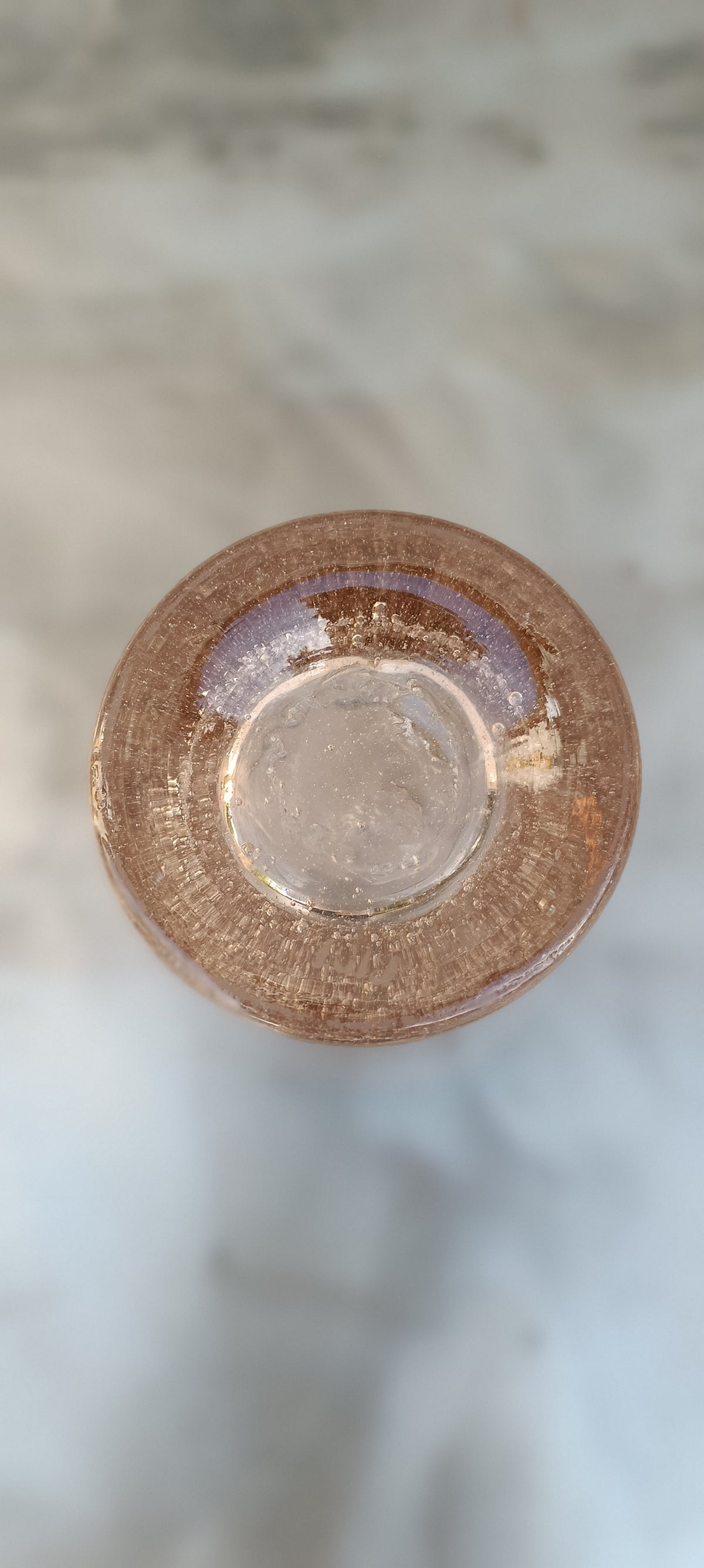 Gobelet en verre soufflé rose — Style Verrerie de Biot, bulles d'air