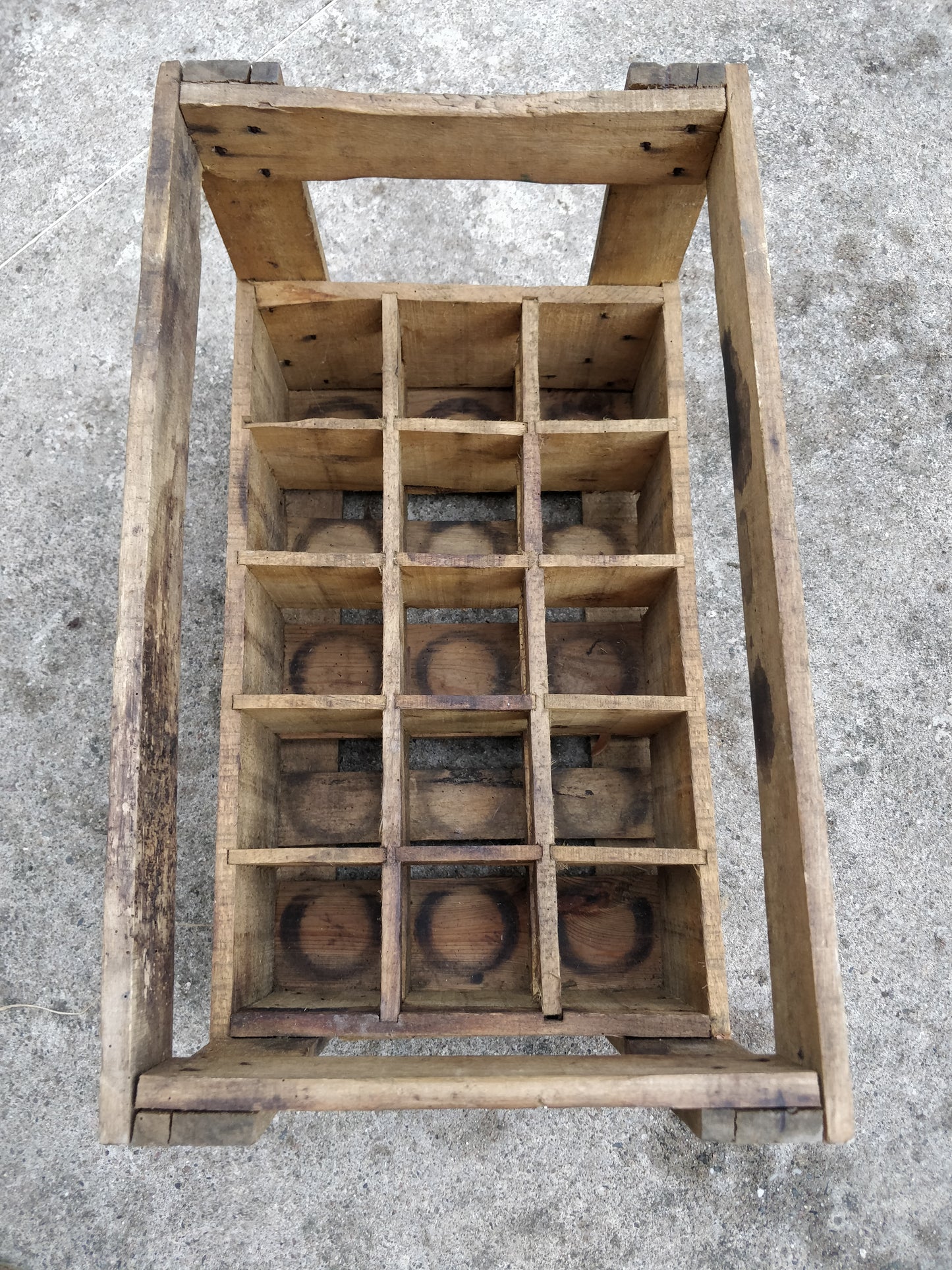 Ancien casier à bouteilles