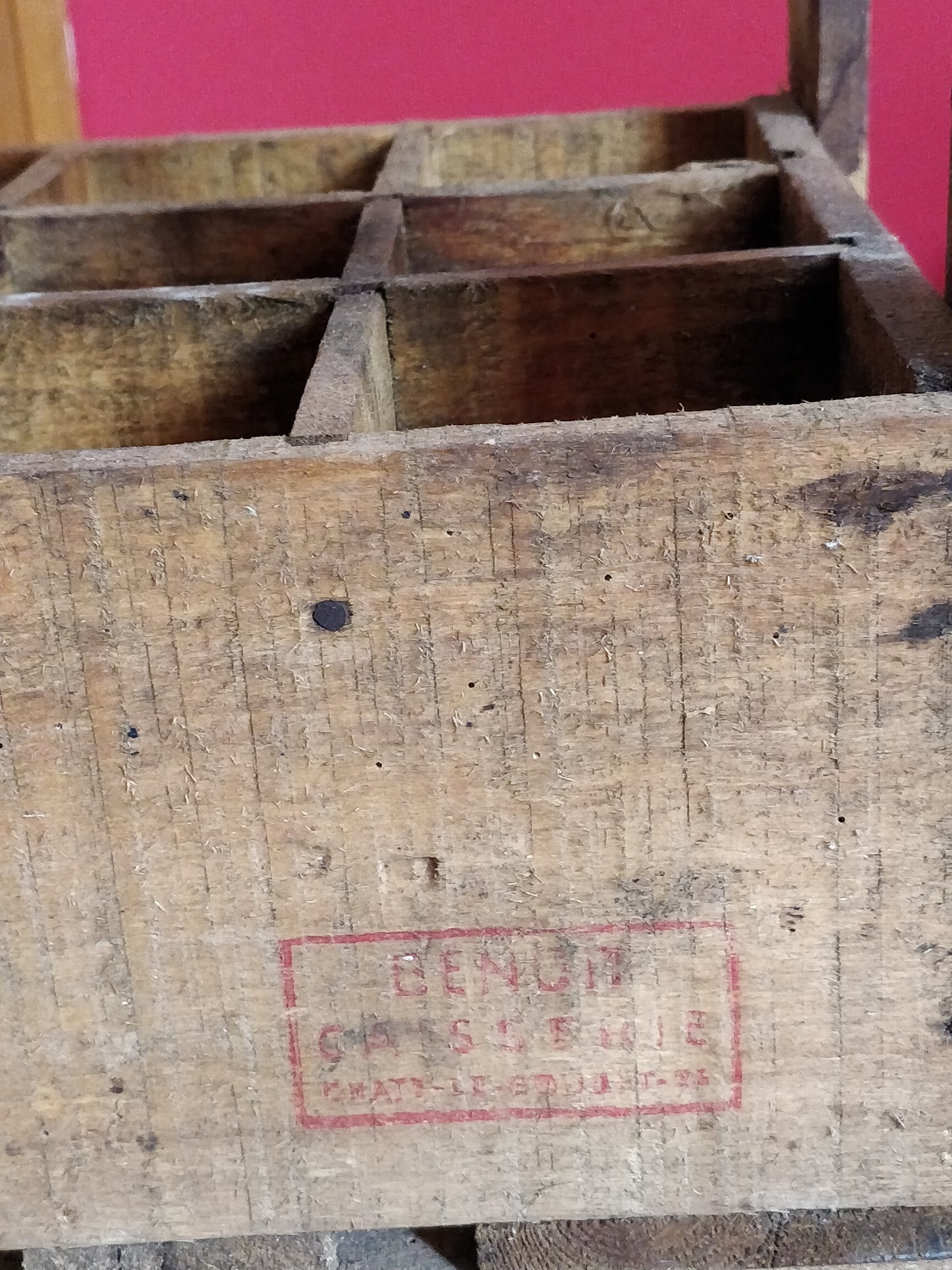 Ancien casier à bouteilles