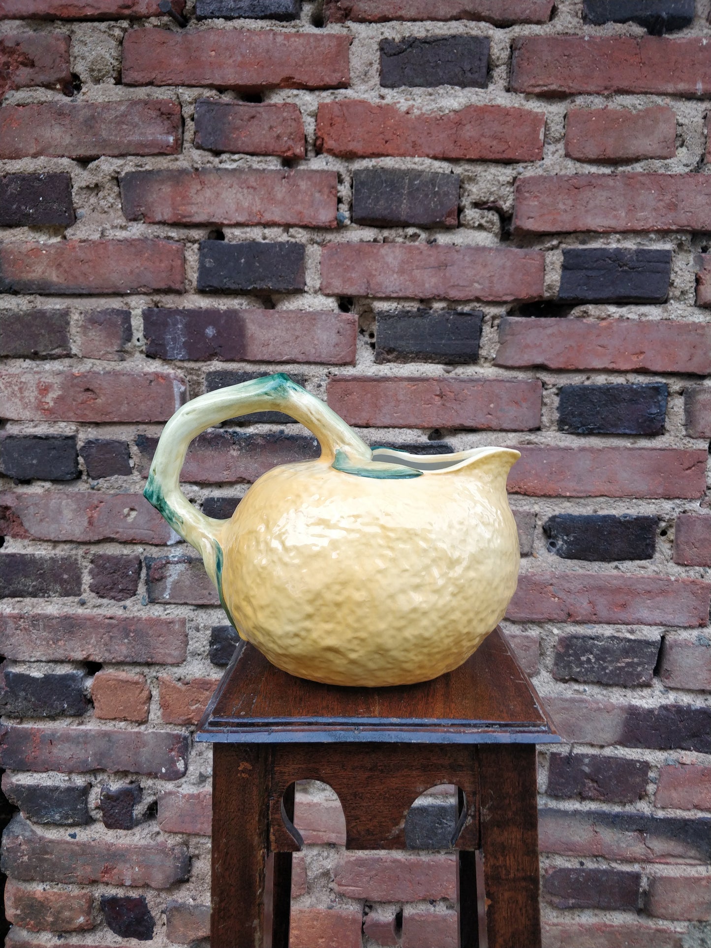 Ancien pichet barbotine citron