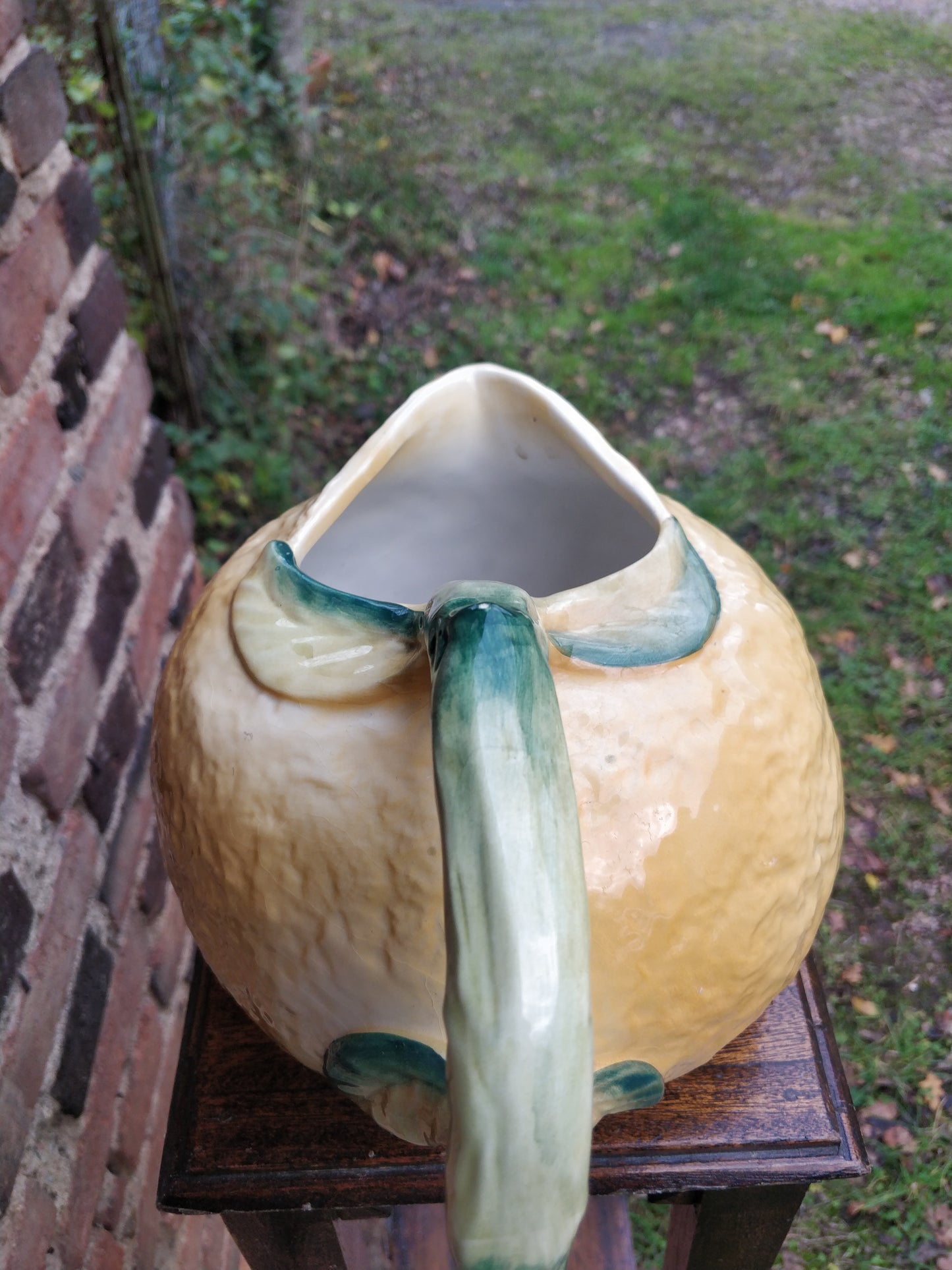 Ancien pichet barbotine citron