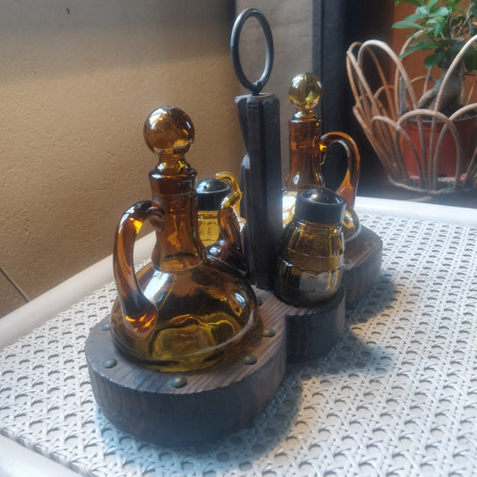 Ensemble huilier, vinaigrier, salière , poivrière support en bois.