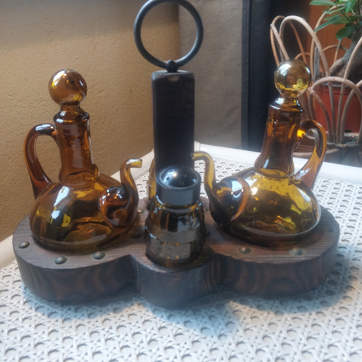 Ensemble huilier, vinaigrier, salière , poivrière support en bois.