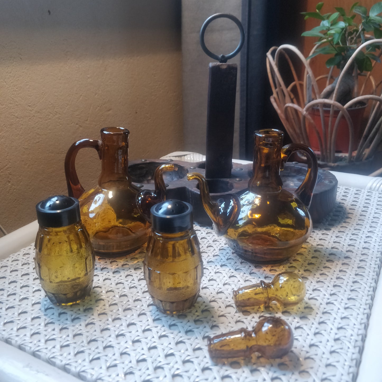 Ensemble huilier, vinaigrier, salière , poivrière support en bois.