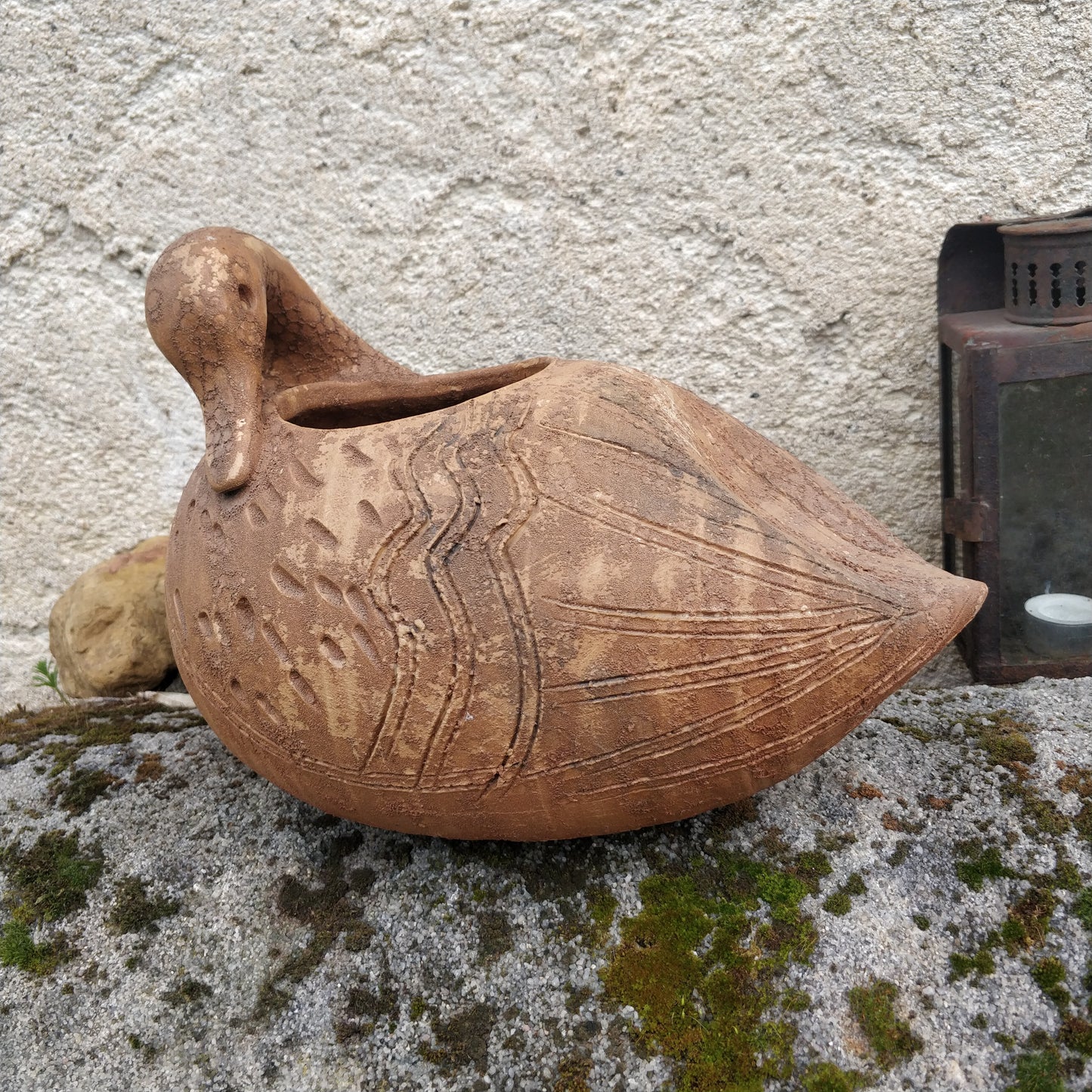 Cache-pot en terre cuite.