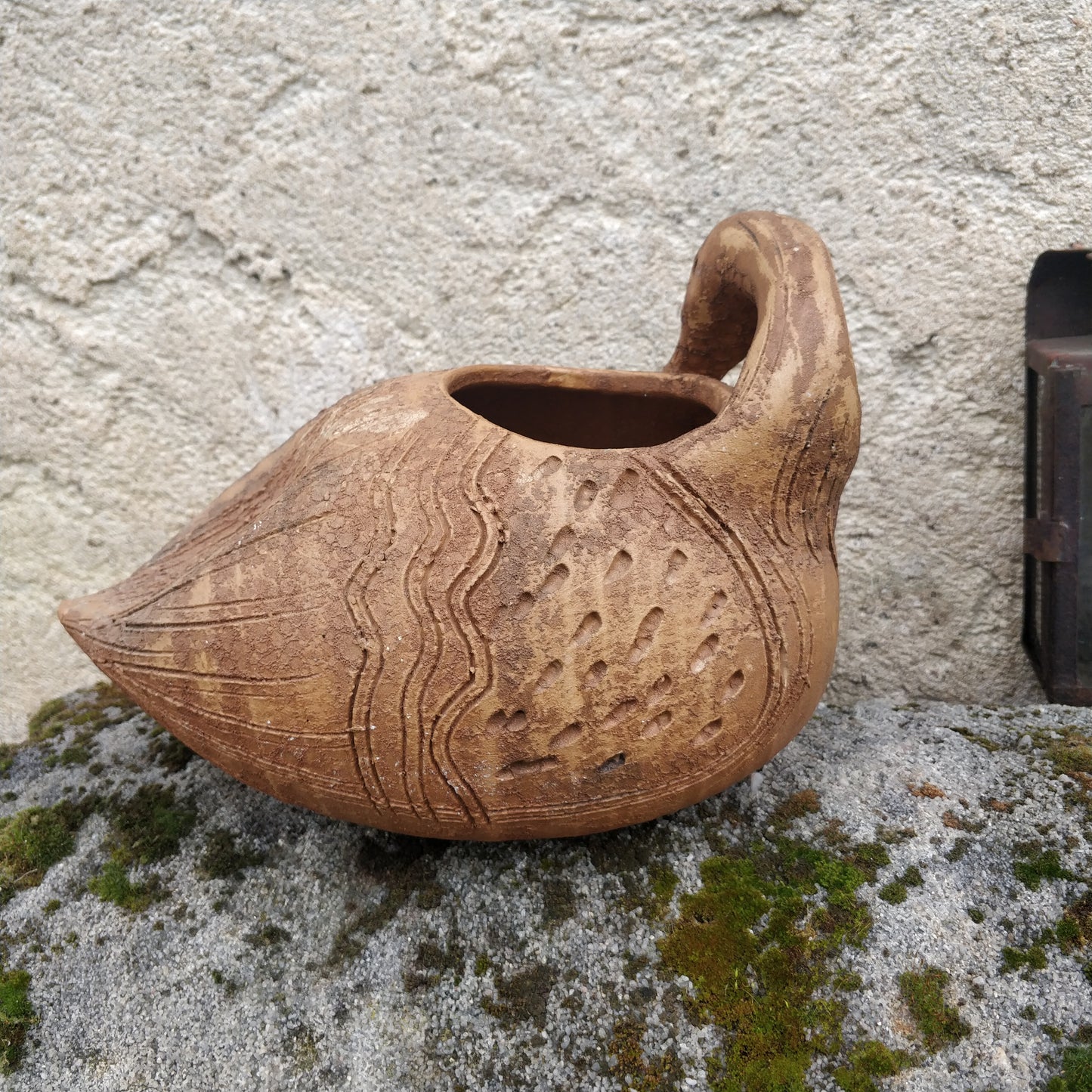 Cache-pot en terre cuite.