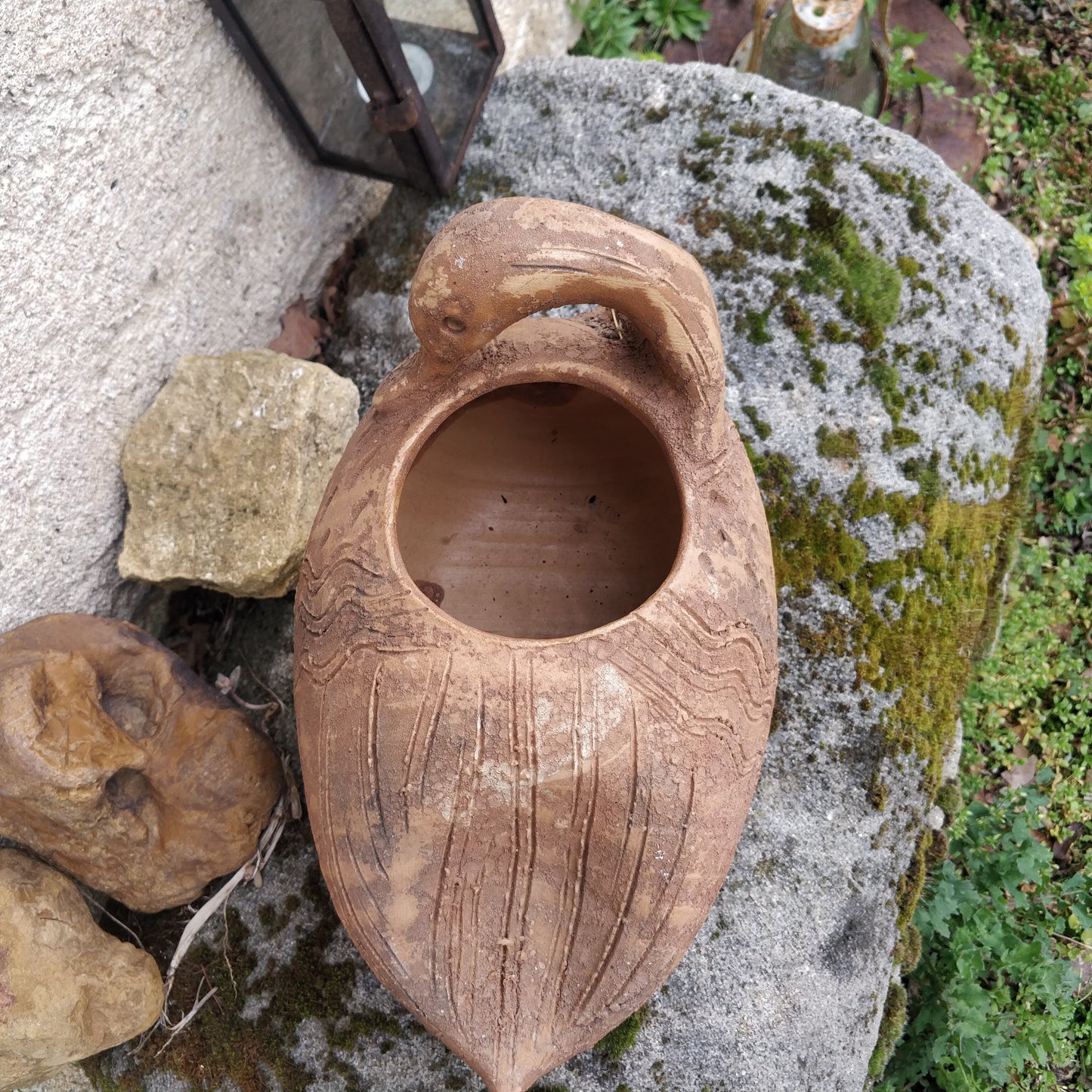 Cache-pot en terre cuite.