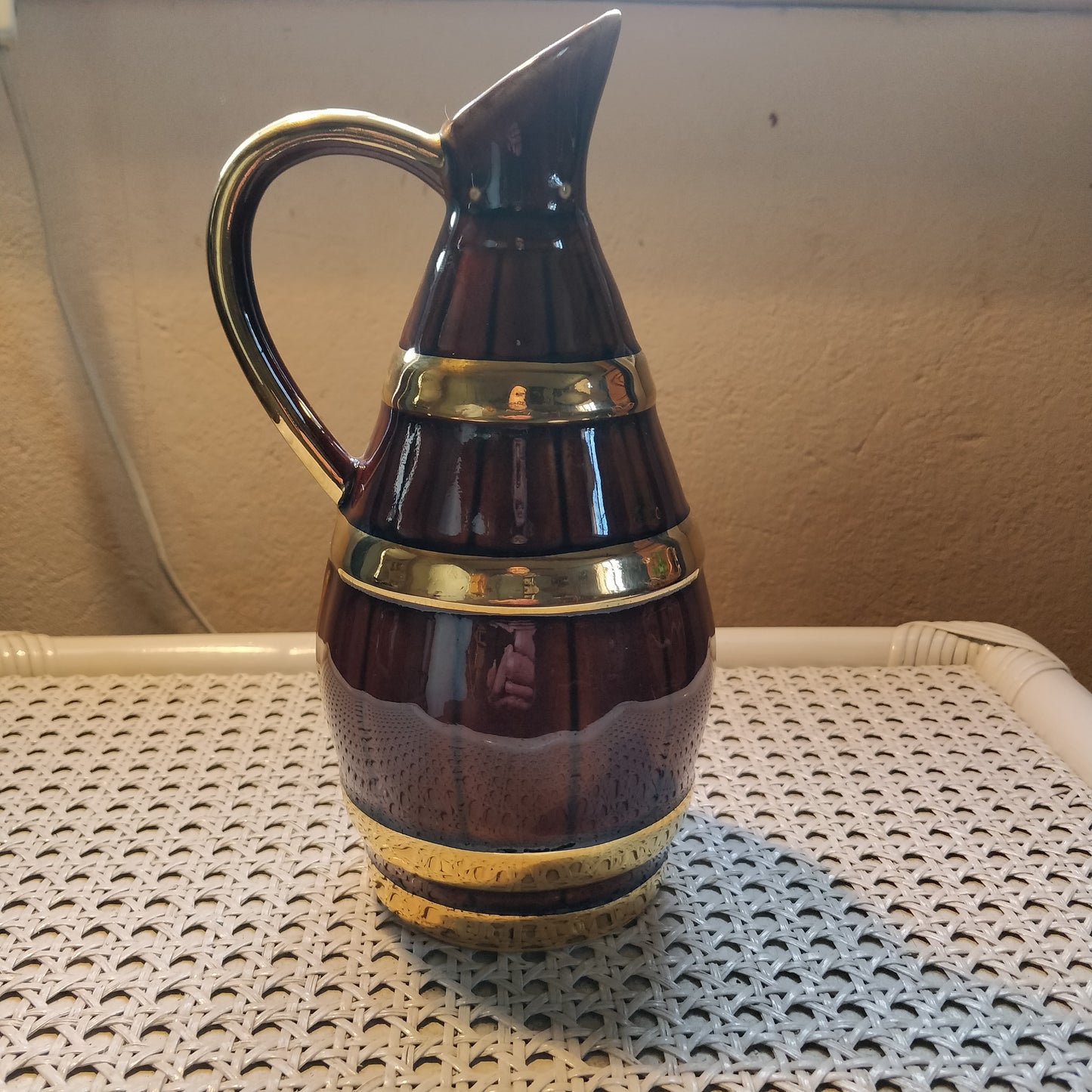 Pichet à vin céramique forme tonneaux.